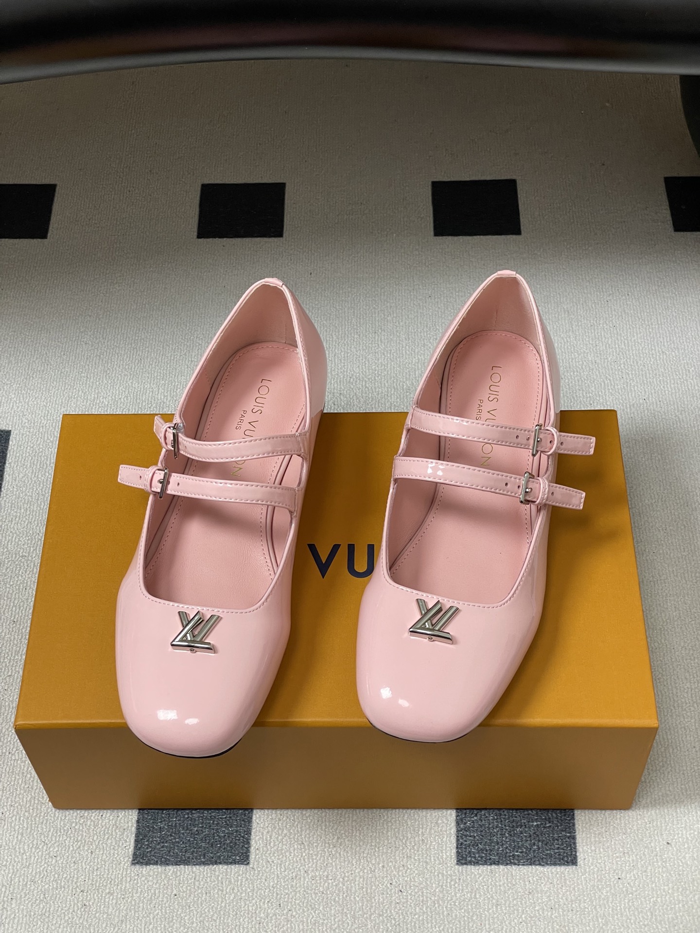 -26Ss春季新款Louis Vuitton LV SWING 玛丽珍芭蕾鞋双带平底亮面漆皮单鞋Swin