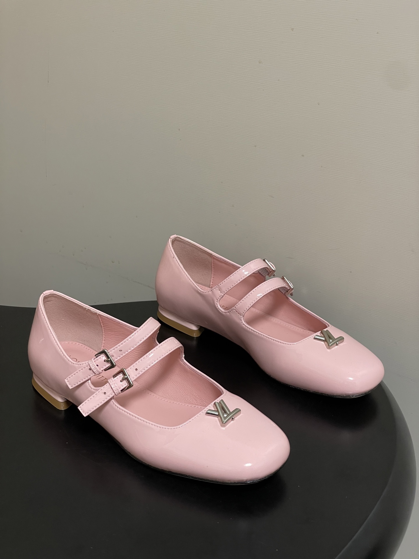 -26Ss春季新款Louis Vuitton LV SWING 玛丽珍芭蕾鞋双带平底亮面漆皮单鞋Swin