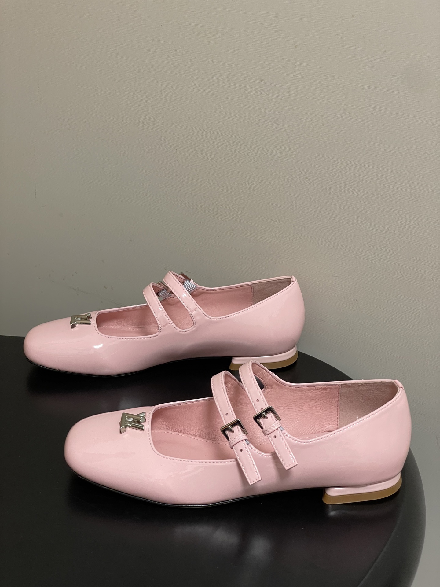 -26Ss春季新款Louis Vuitton LV SWING 玛丽珍芭蕾鞋双带平底亮面漆皮单鞋Swin