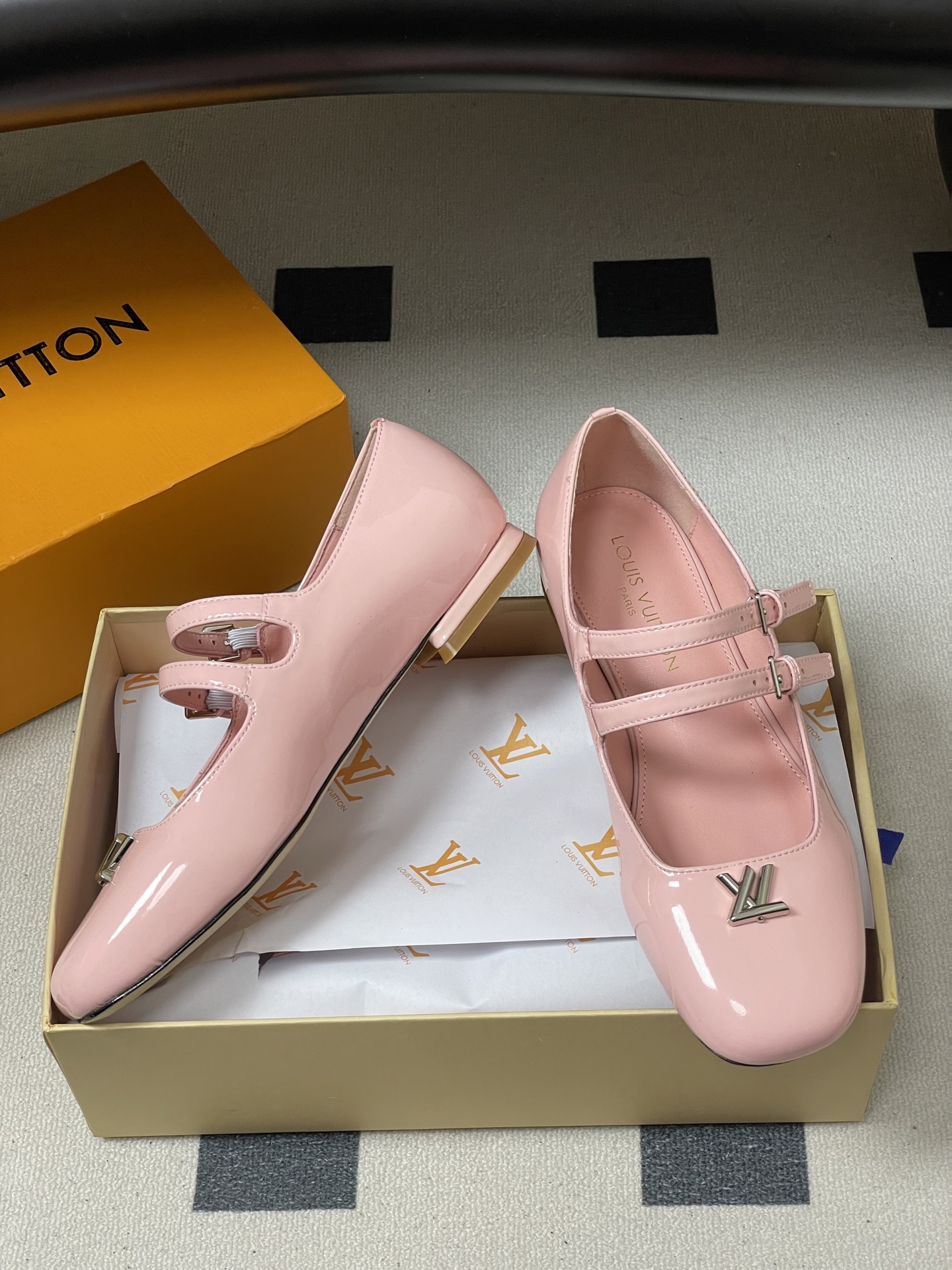 -26Ss春季新款Louis Vuitton LV SWING 玛丽珍芭蕾鞋双带平底亮面漆皮单鞋Swin