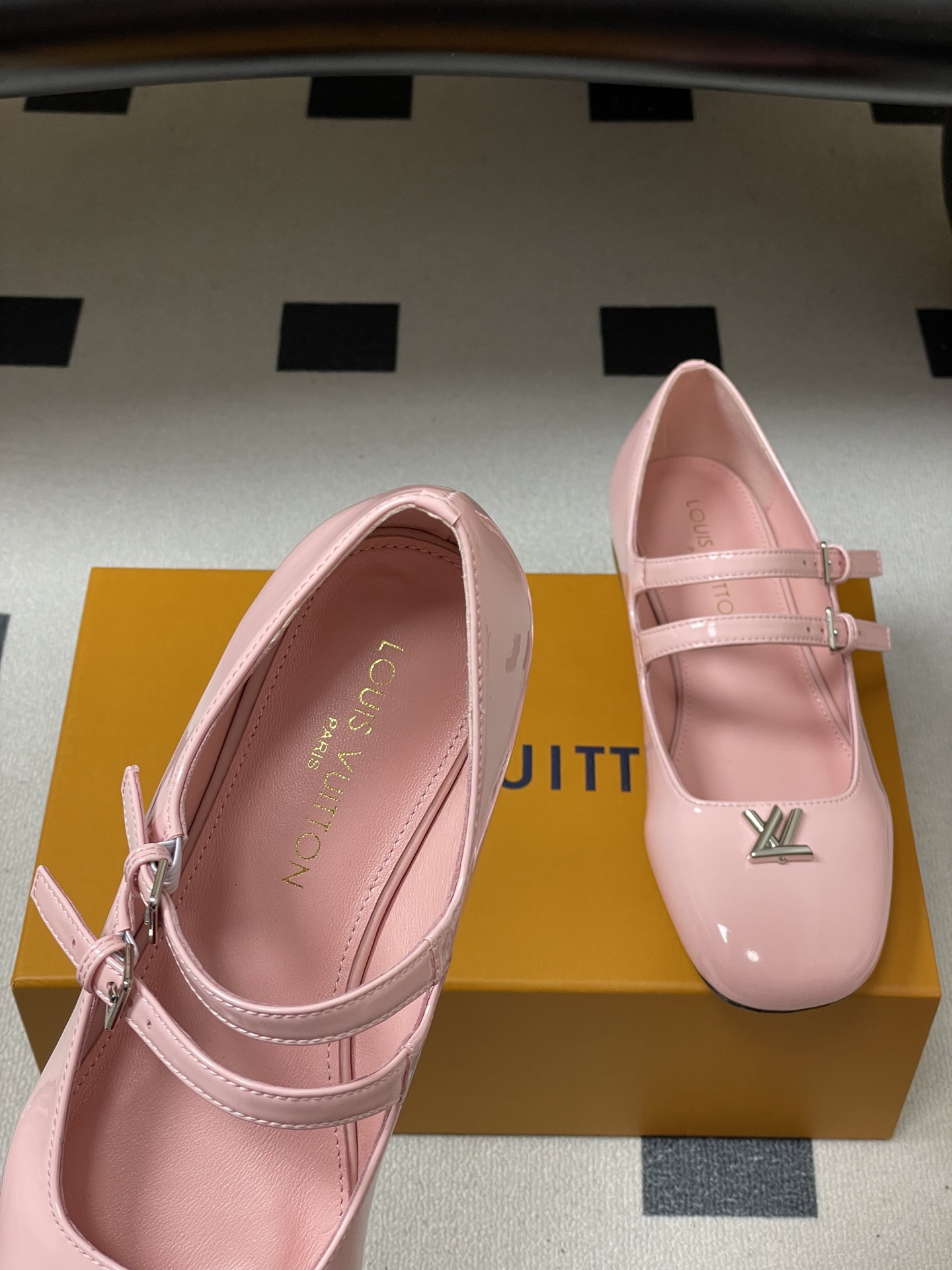 -26Ss春季新款Louis Vuitton LV SWING 玛丽珍芭蕾鞋双带平底亮面漆皮单鞋Swin