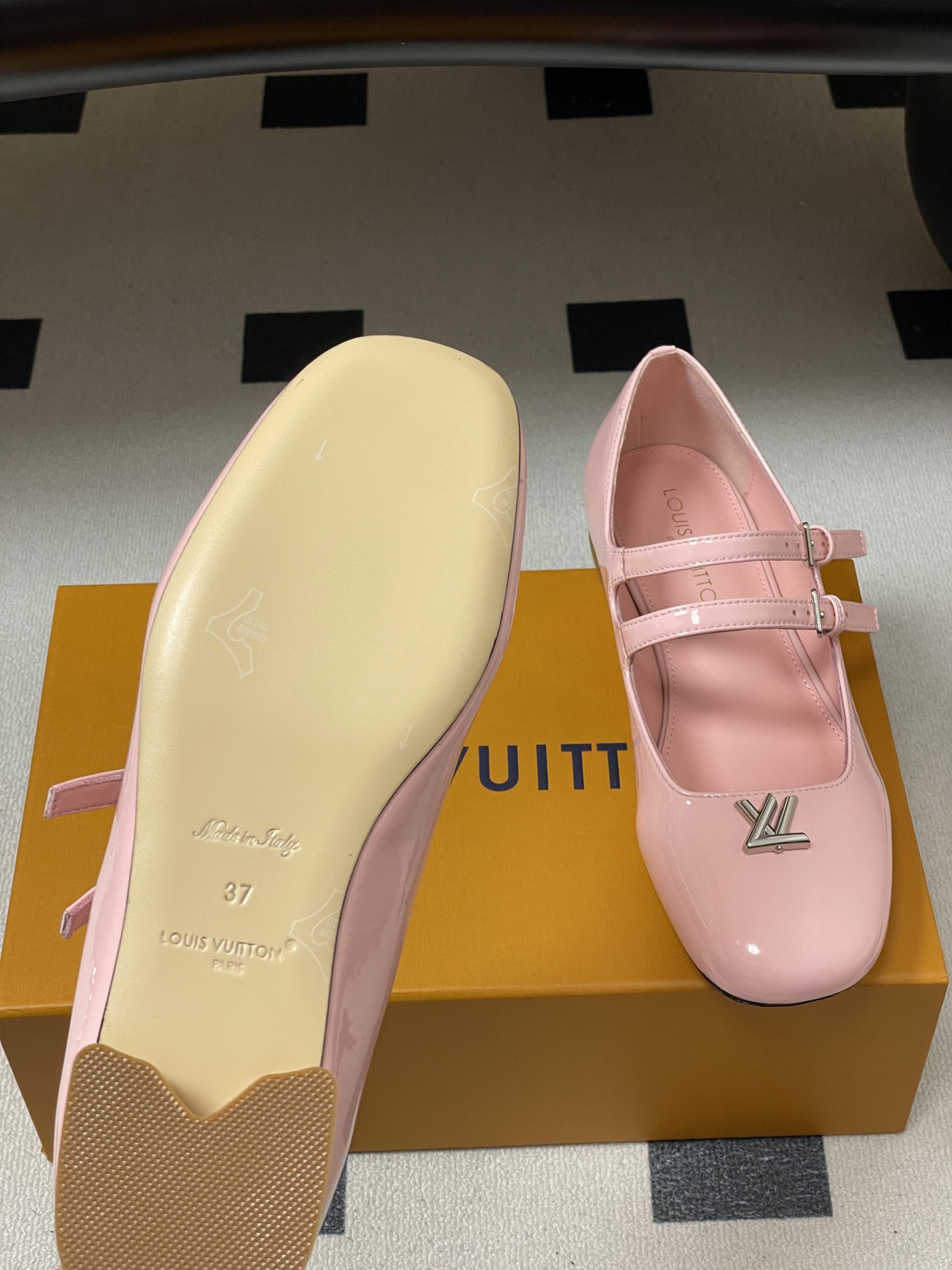 -26Ss春季新款Louis Vuitton LV SWING 玛丽珍芭蕾鞋双带平底亮面漆皮单鞋Swin