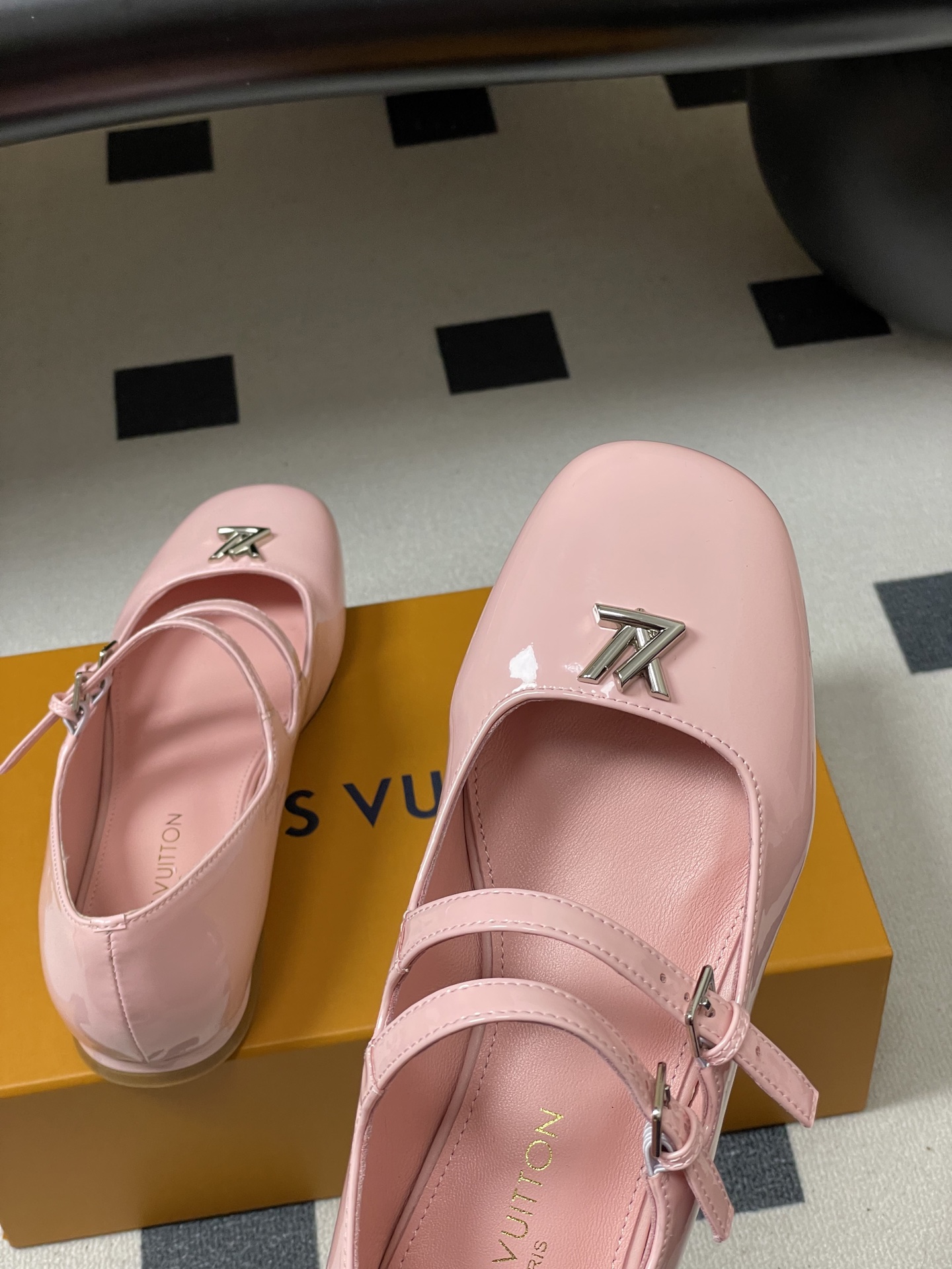 -26Ss春季新款Louis Vuitton LV SWING 玛丽珍芭蕾鞋双带平底亮面漆皮单鞋Swin