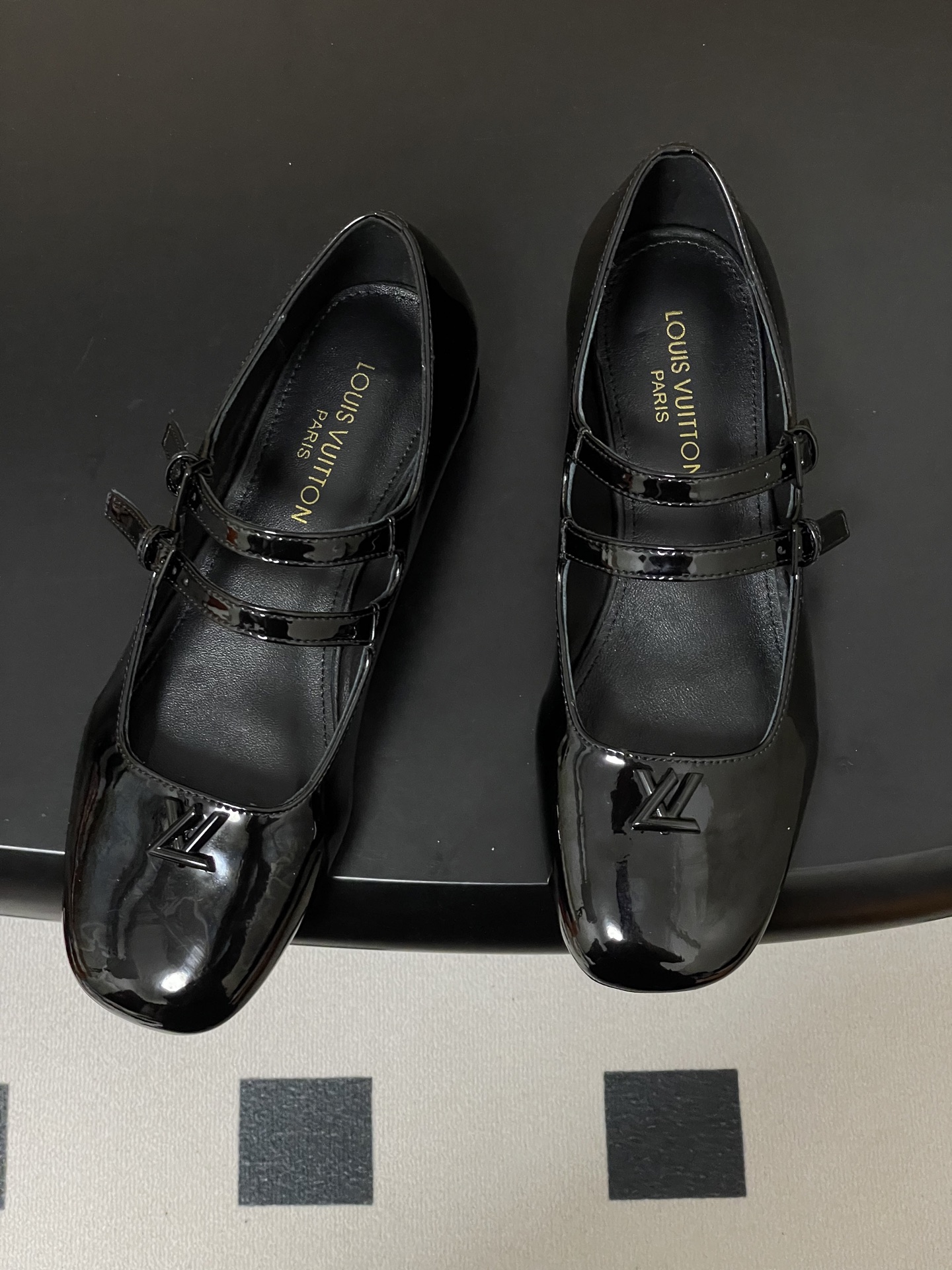 -26Ss春季新款Louis Vuitton LV SWING 玛丽珍芭蕾鞋双带平底亮面漆皮单鞋Swin