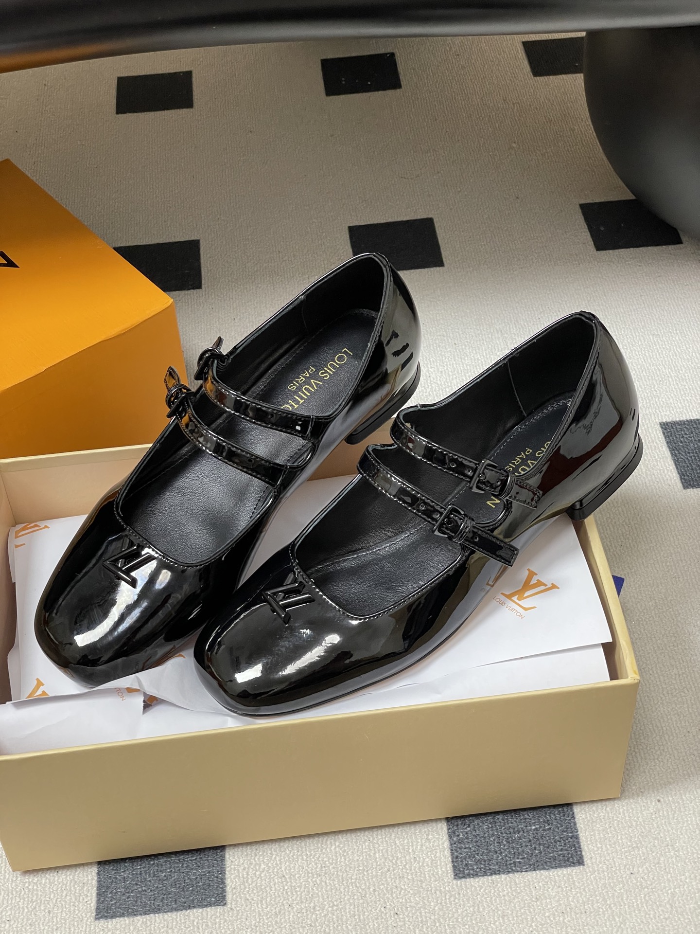 -26Ss春季新款Louis Vuitton LV SWING 玛丽珍芭蕾鞋双带平底亮面漆皮单鞋Swin