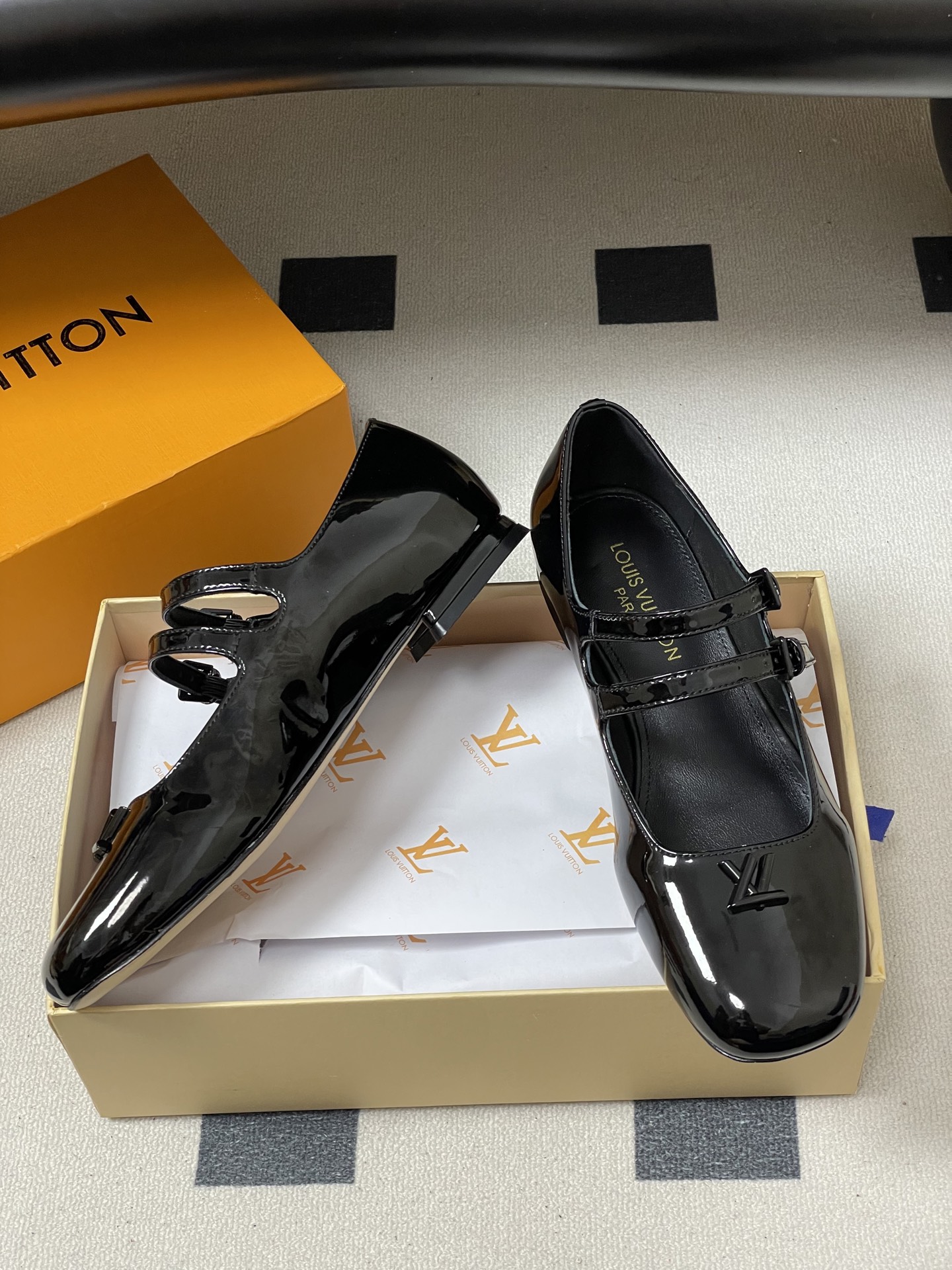 -26Ss春季新款Louis Vuitton LV SWING 玛丽珍芭蕾鞋双带平底亮面漆皮单鞋Swin