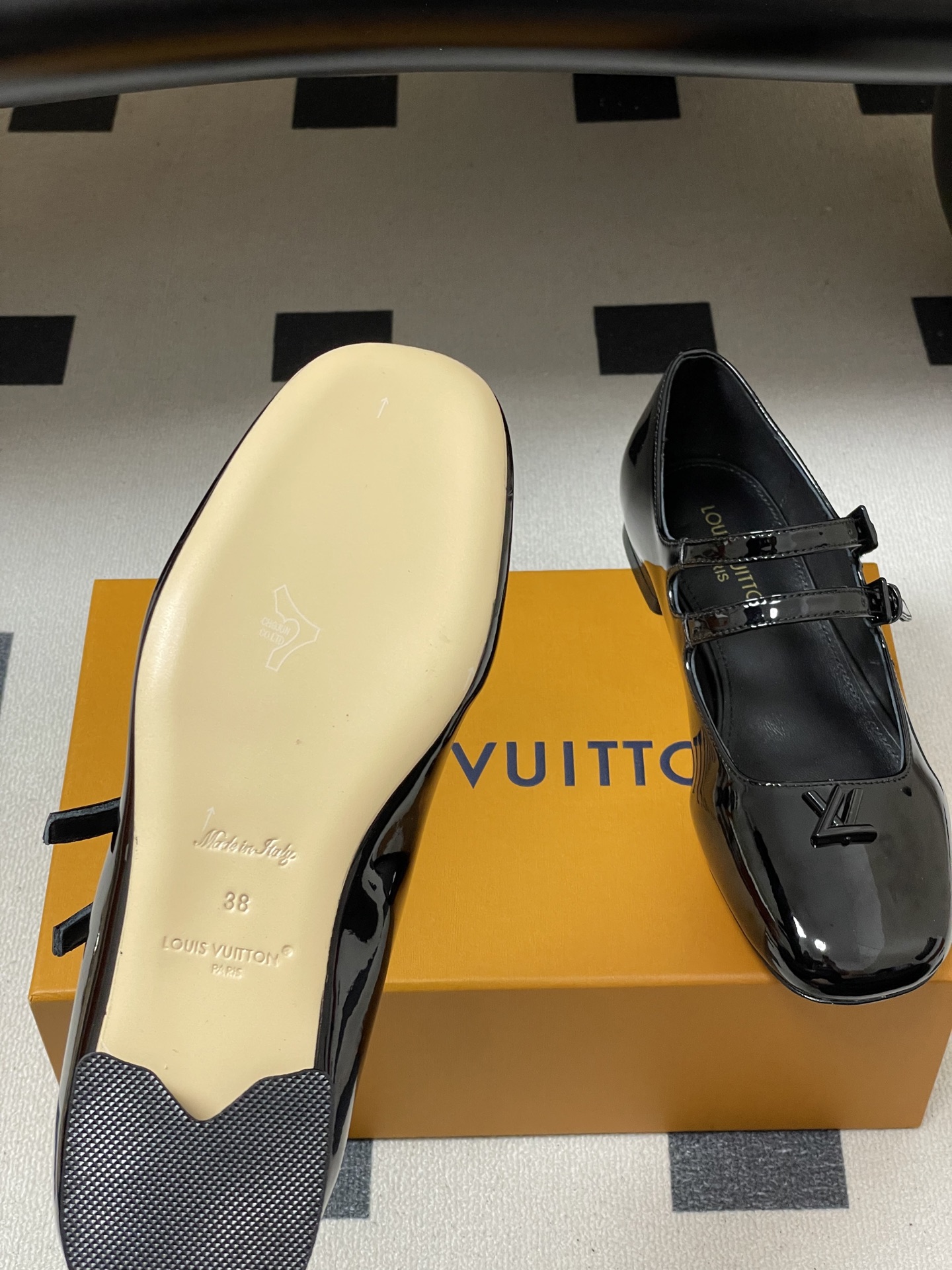 -26Ss春季新款Louis Vuitton LV SWING 玛丽珍芭蕾鞋双带平底亮面漆皮单鞋Swin