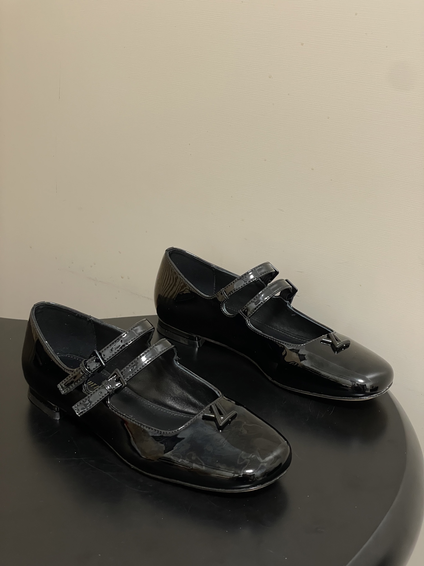 -26Ss春季新款Louis Vuitton LV SWING 玛丽珍芭蕾鞋双带平底亮面漆皮单鞋Swin