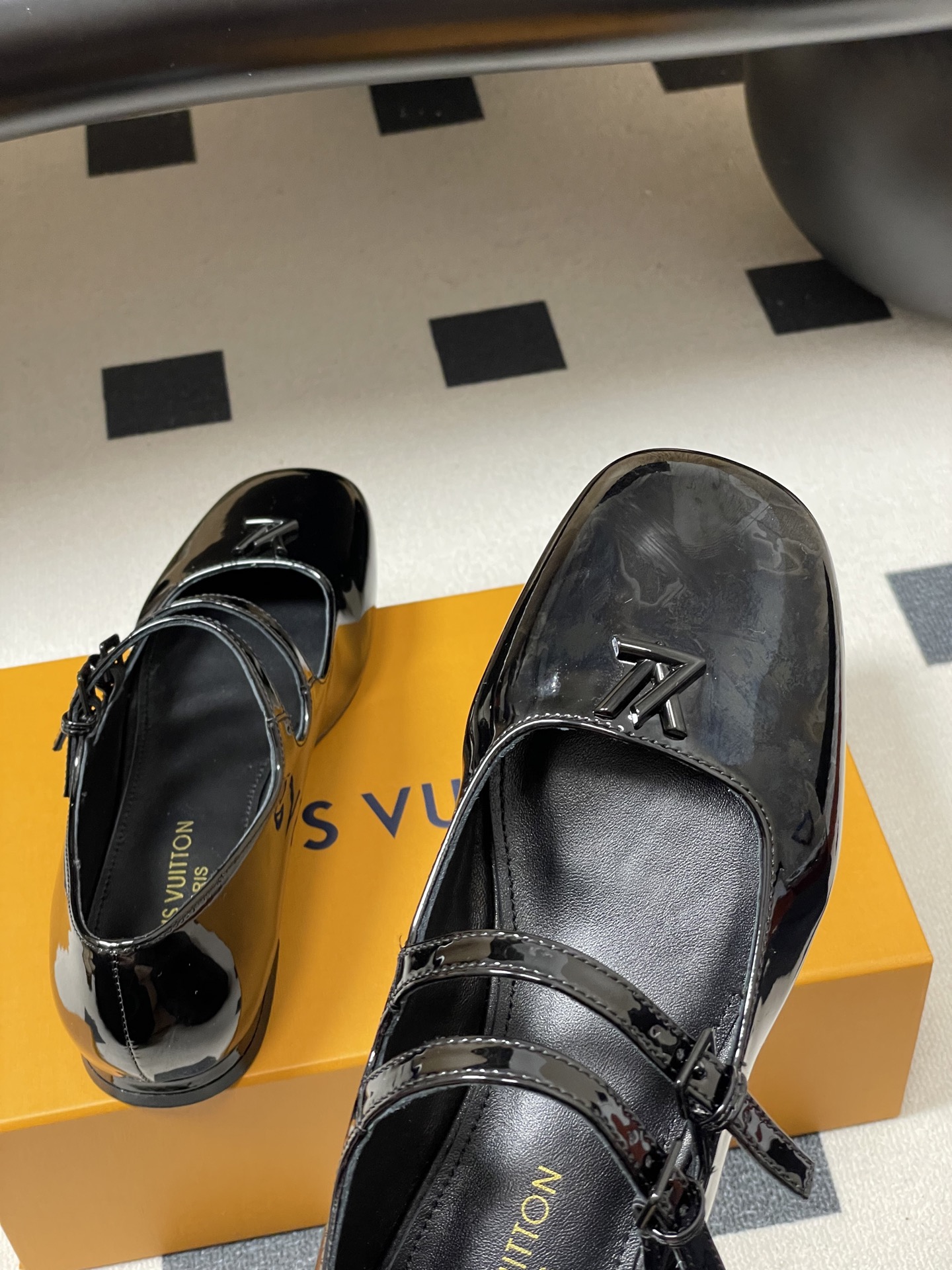 -26Ss春季新款Louis Vuitton LV SWING 玛丽珍芭蕾鞋双带平底亮面漆皮单鞋Swin