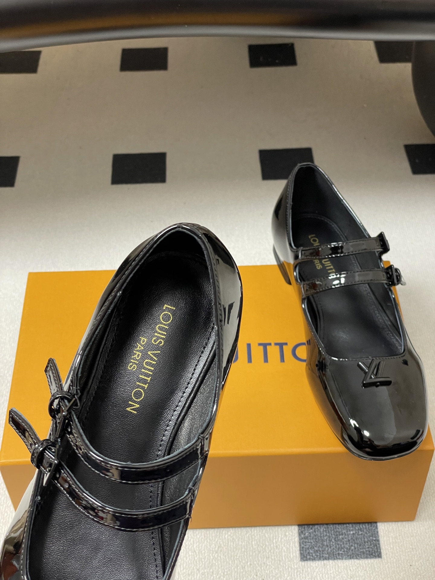 -26Ss春季新款Louis Vuitton LV SWING 玛丽珍芭蕾鞋双带平底亮面漆皮单鞋Swin