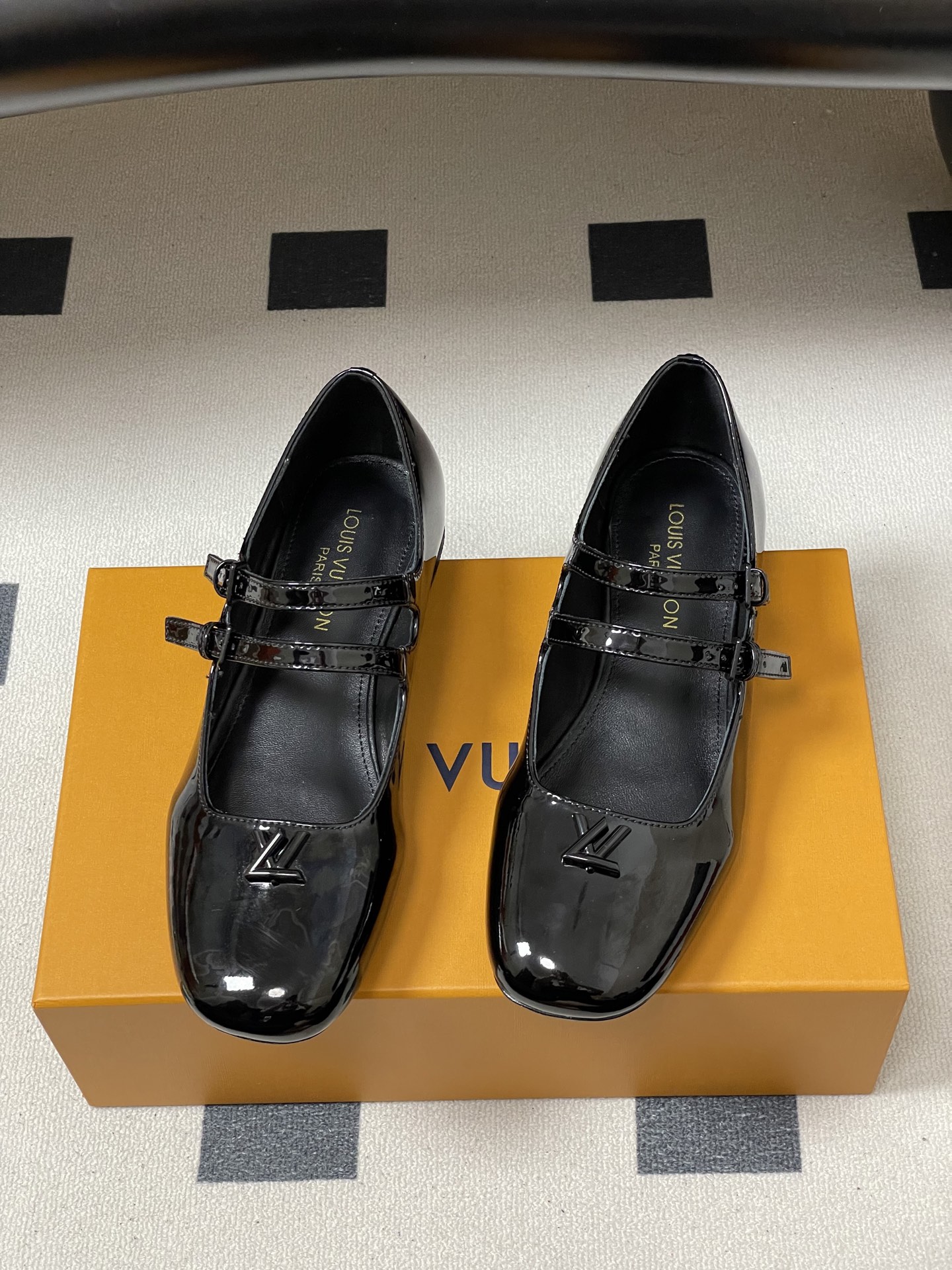 -26Ss春季新款Louis Vuitton LV SWING 玛丽珍芭蕾鞋双带平底亮面漆皮单鞋Swin