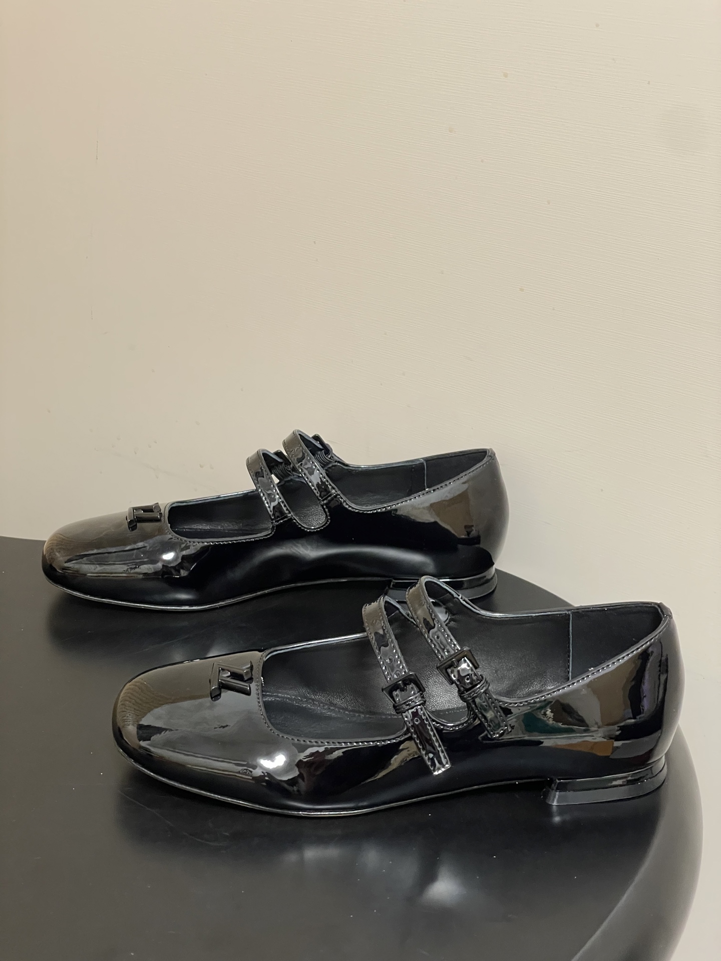 -26Ss春季新款Louis Vuitton LV SWING 玛丽珍芭蕾鞋双带平底亮面漆皮单鞋Swin