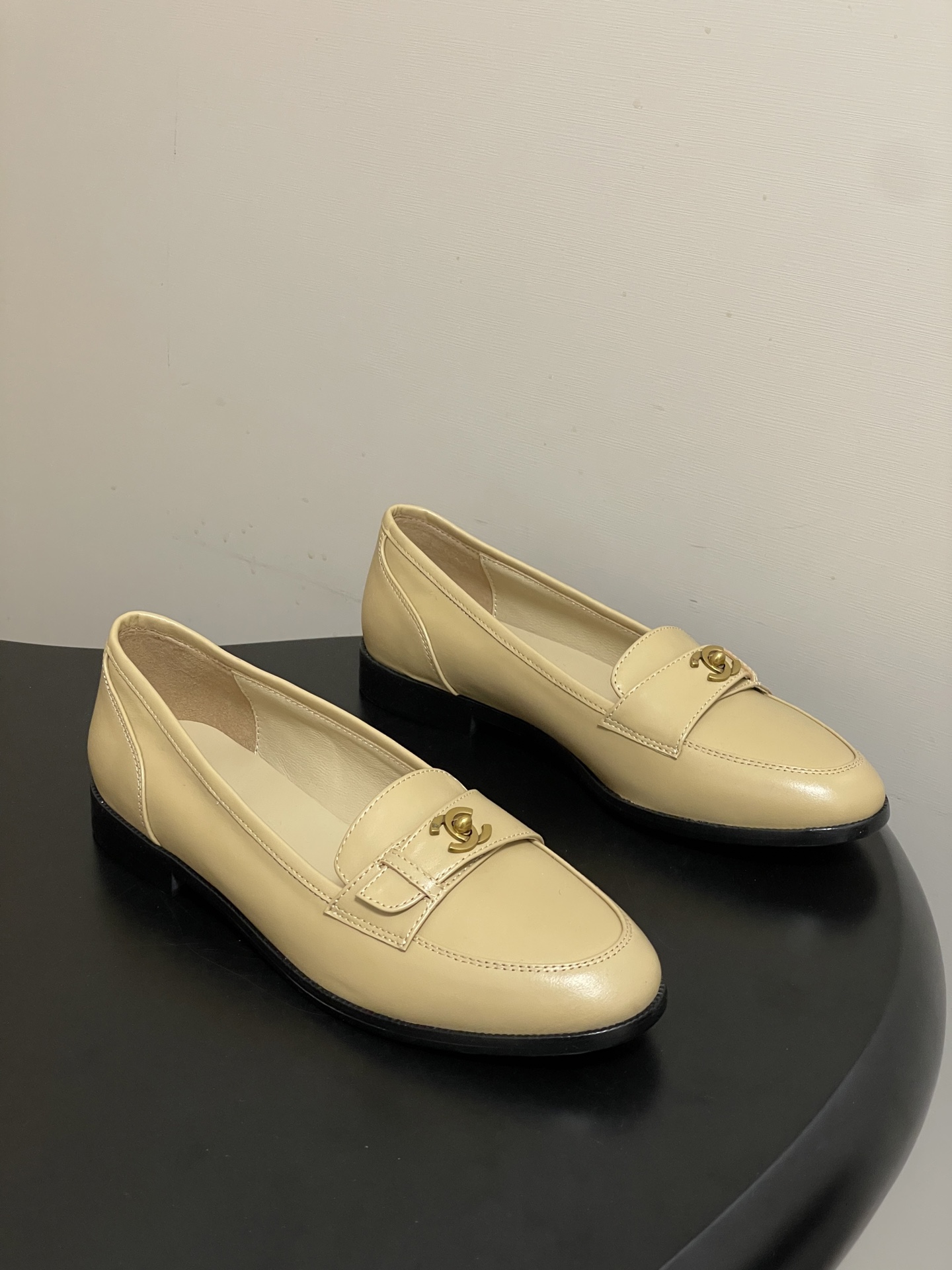 -26s 早春新款 Chanel小香vintage中古老钱风乐福鞋经典双C 搭扣平底单鞋鞋面饰以经典元素