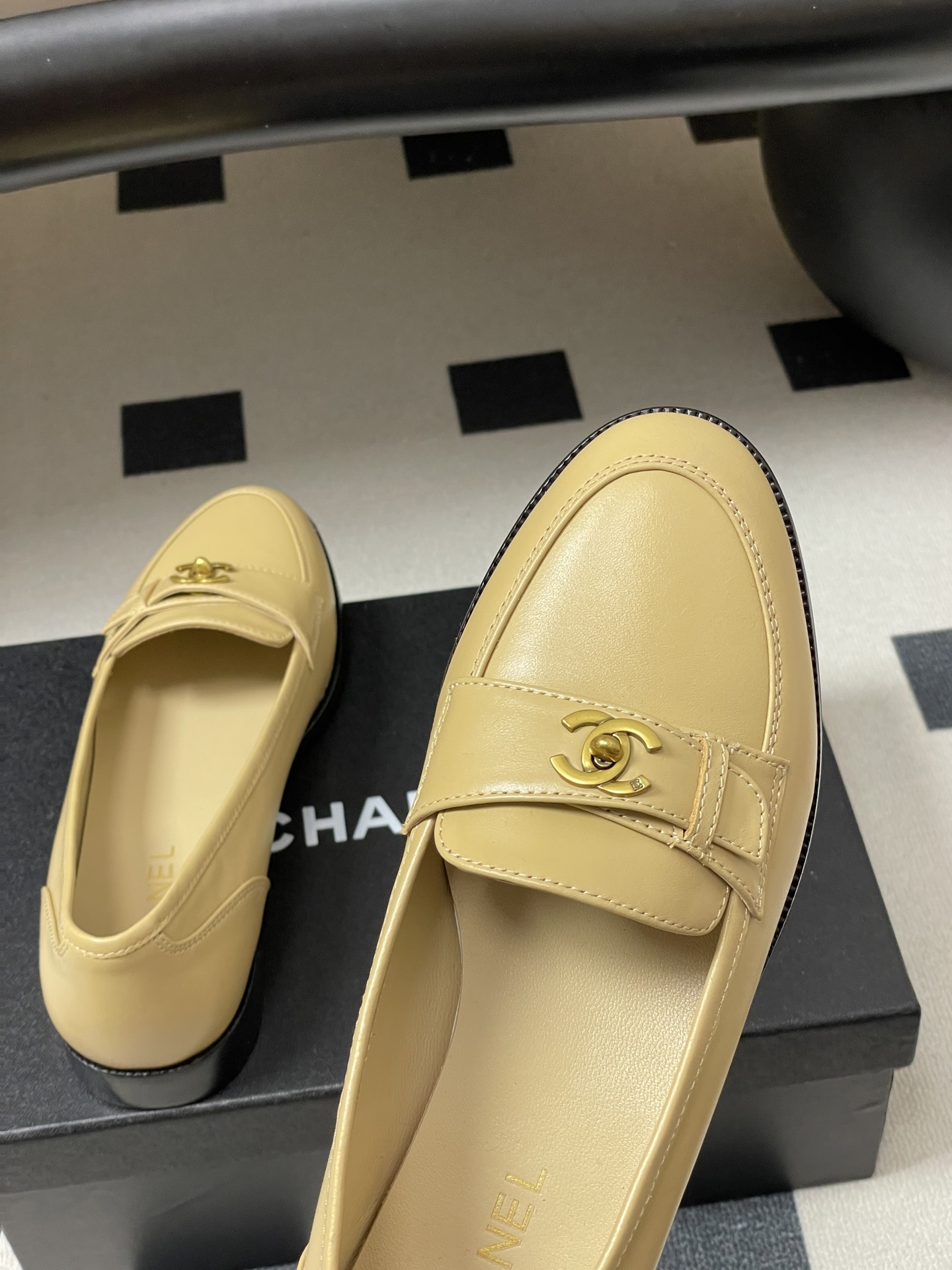 -26s 早春新款 Chanel小香vintage中古老钱风乐福鞋经典双C 搭扣平底单鞋鞋面饰以经典元素