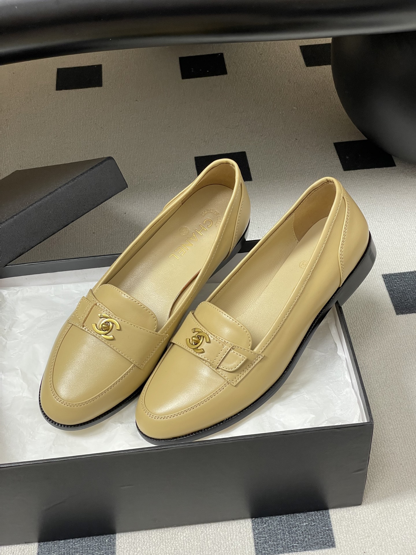 -26s 早春新款 Chanel小香vintage中古老钱风乐福鞋经典双C 搭扣平底单鞋鞋面饰以经典元素