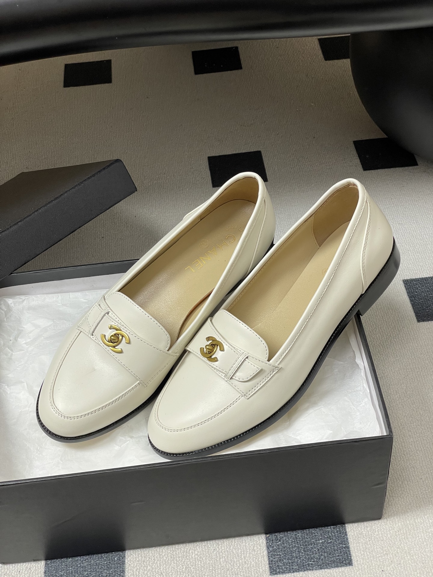 -26s 早春新款 Chanel小香vintage中古老钱风乐福鞋经典双C 搭扣平底单鞋鞋面饰以经典元素