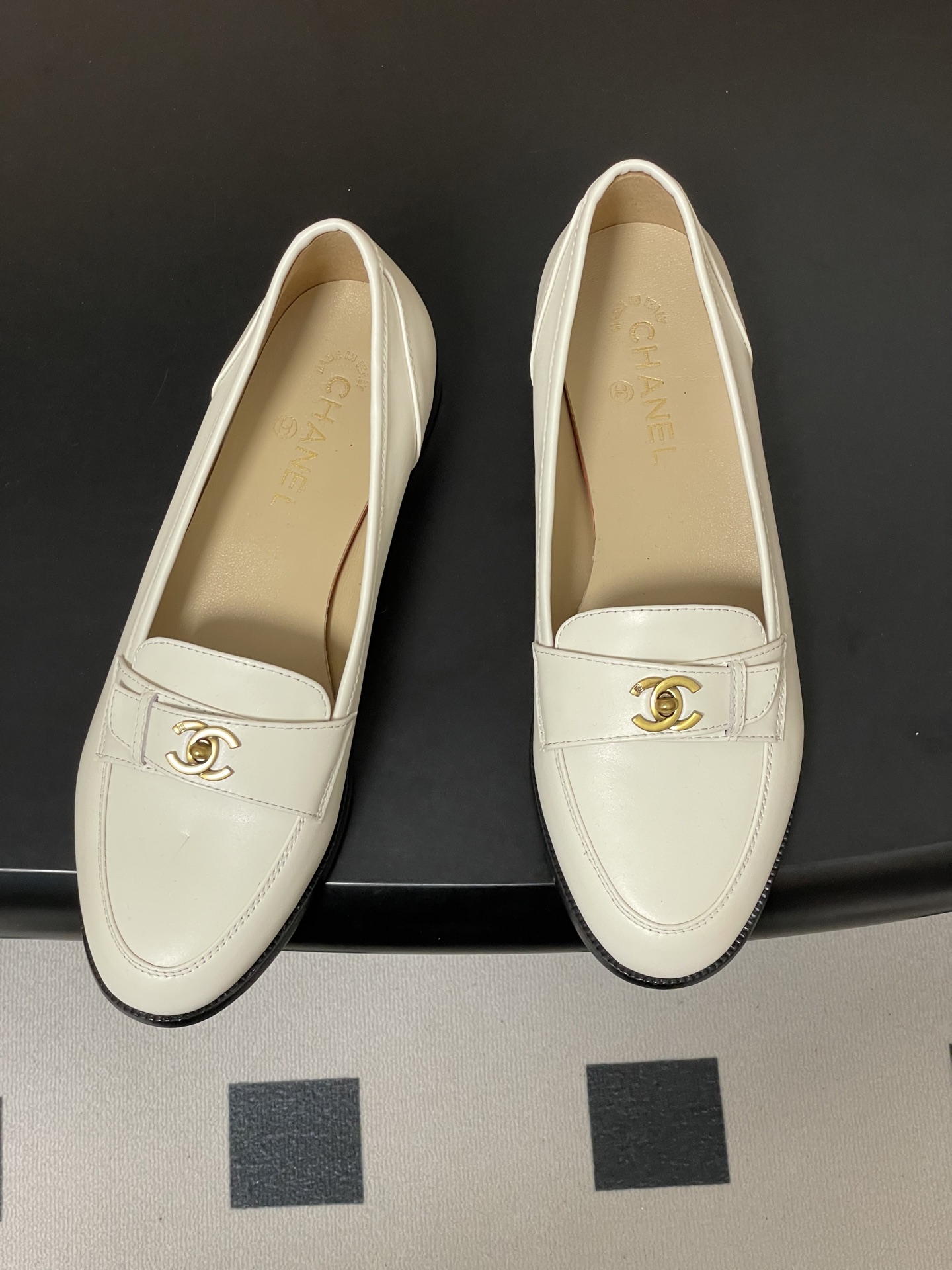 -26s 早春新款 Chanel小香vintage中古老钱风乐福鞋经典双C 搭扣平底单鞋鞋面饰以经典元素