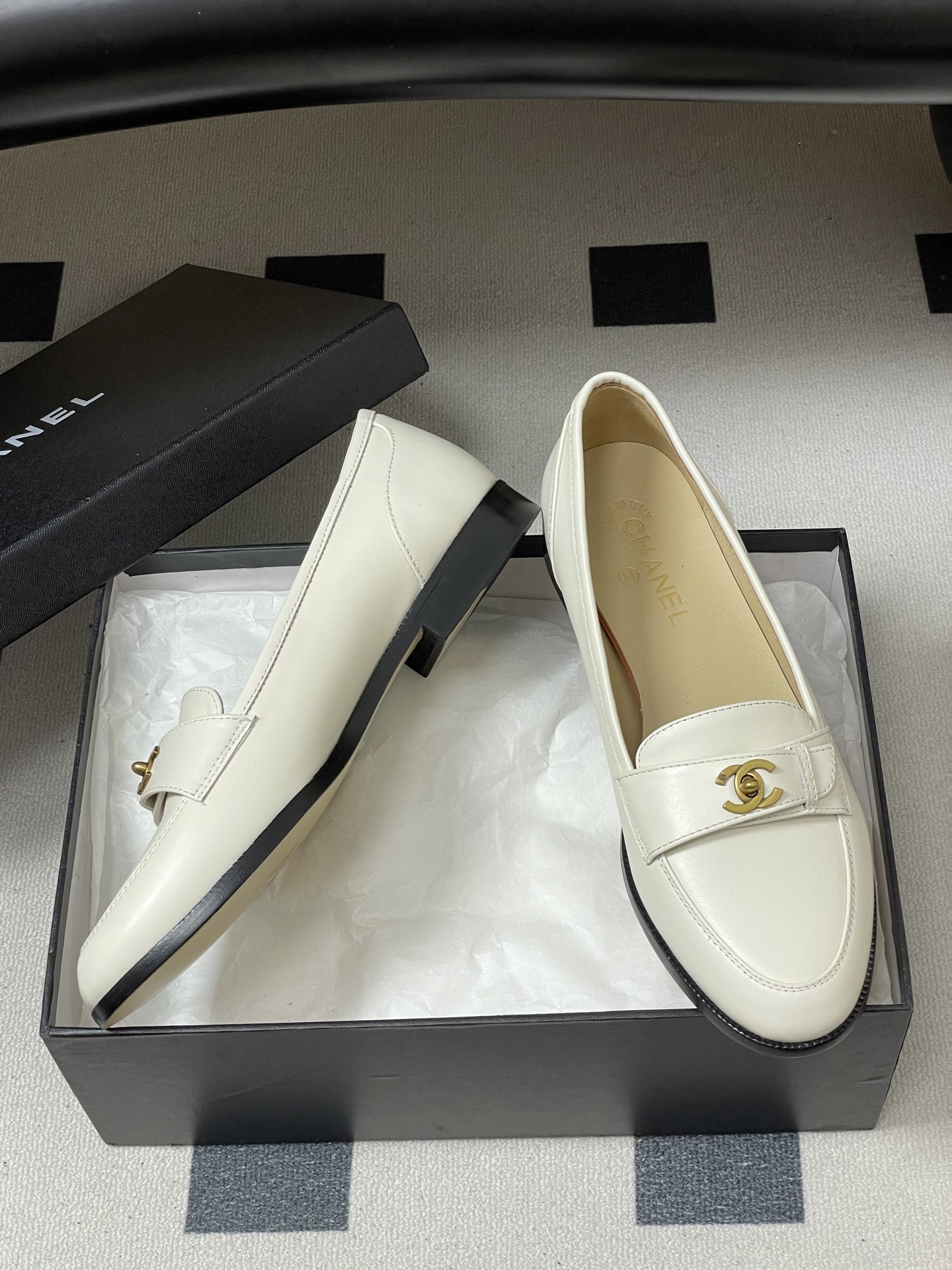 -26s 早春新款 Chanel小香vintage中古老钱风乐福鞋经典双C 搭扣平底单鞋鞋面饰以经典元素