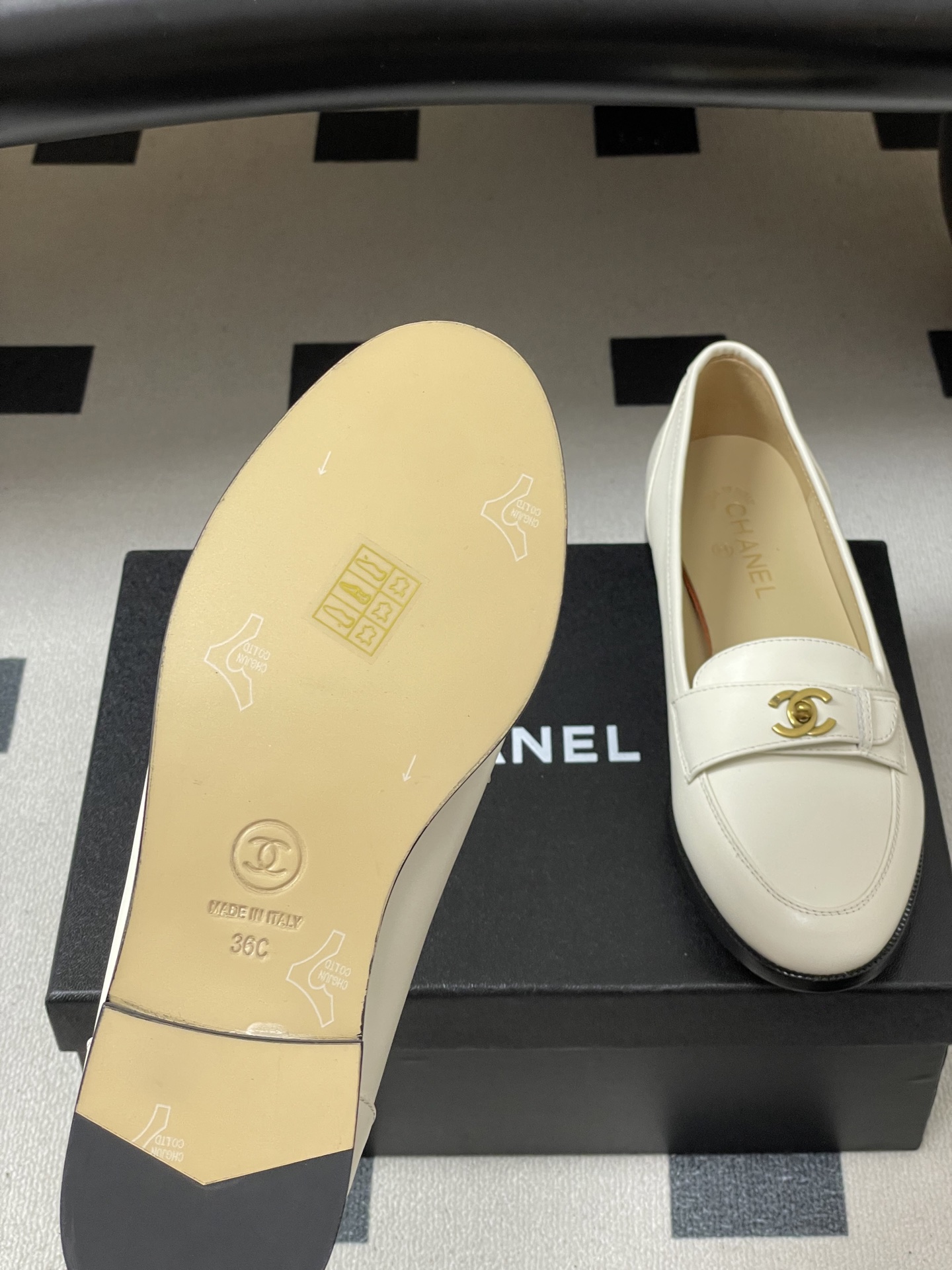 -26s 早春新款 Chanel小香vintage中古老钱风乐福鞋经典双C 搭扣平底单鞋鞋面饰以经典元素