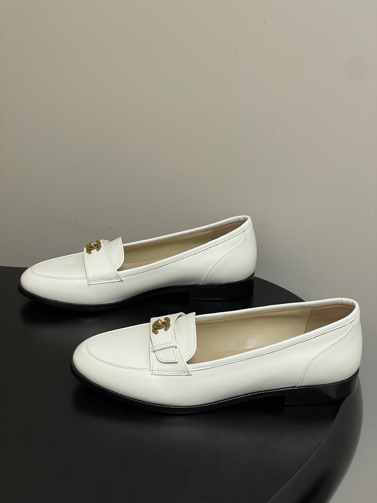 -26s 早春新款 Chanel小香vintage中古老钱风乐福鞋经典双C 搭扣平底单鞋鞋面饰以经典元素