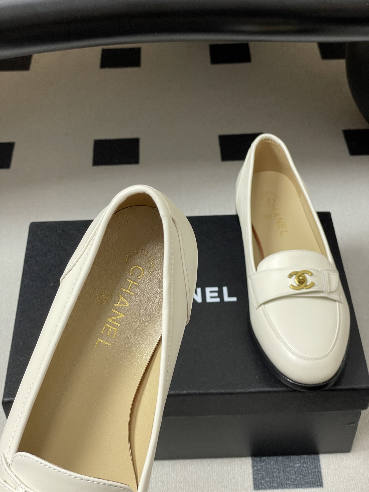 -26s 早春新款 Chanel小香vintage中古老钱风乐福鞋经典双C 搭扣平底单鞋鞋面饰以经典元素