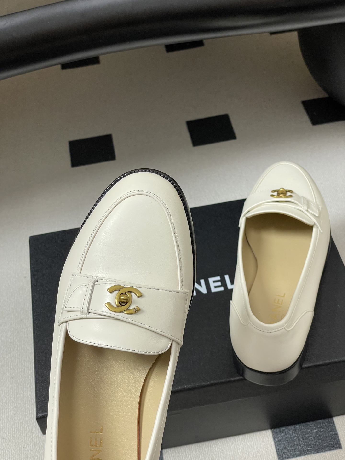-26s 早春新款 Chanel小香vintage中古老钱风乐福鞋经典双C 搭扣平底单鞋鞋面饰以经典元素