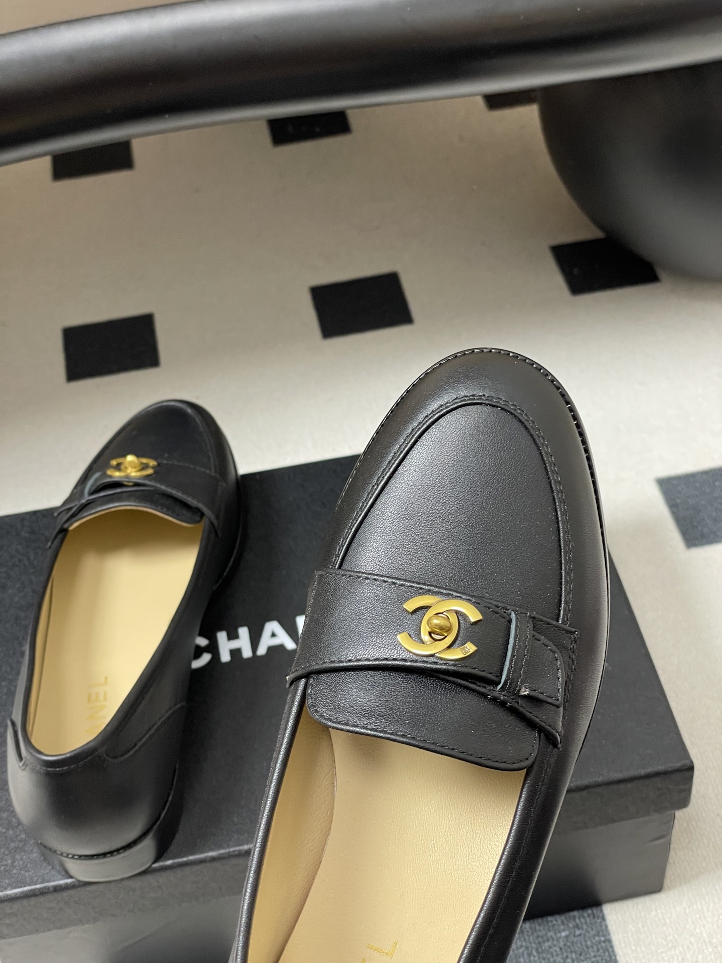 -26s 早春新款 Chanel小香vintage中古老钱风乐福鞋经典双C 搭扣平底单鞋鞋面饰以经典元素