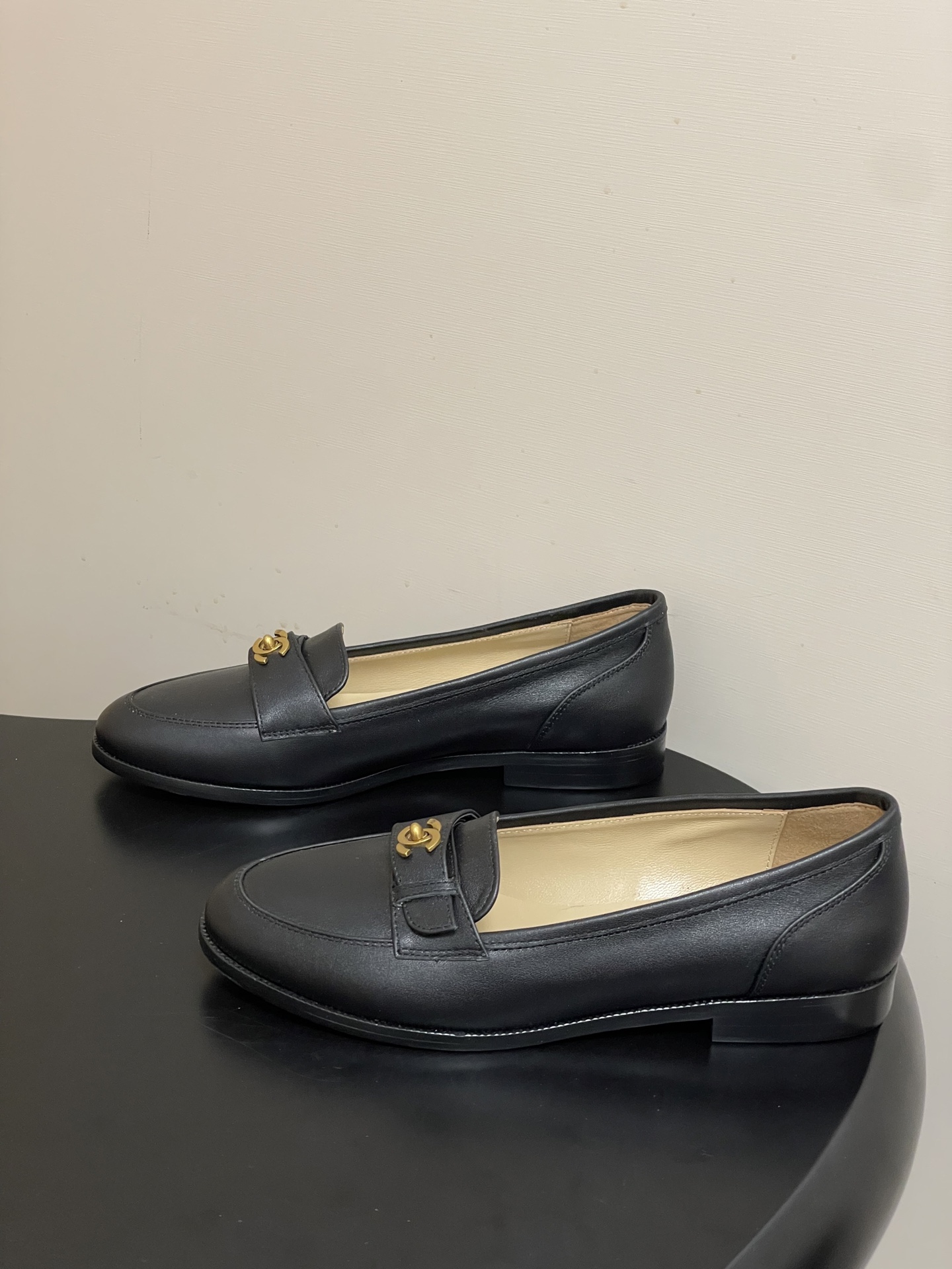 -26s 早春新款 Chanel小香vintage中古老钱风乐福鞋经典双C 搭扣平底单鞋鞋面饰以经典元素