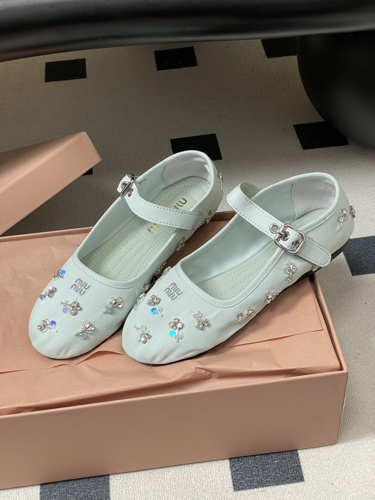 -26ss春夏新款MIUMIU 缪缪 最新走秀款圆头扣带布面玛丽珍鞋珠片水钻芭蕾舞鞋水晶钻平底单鞋满幅水