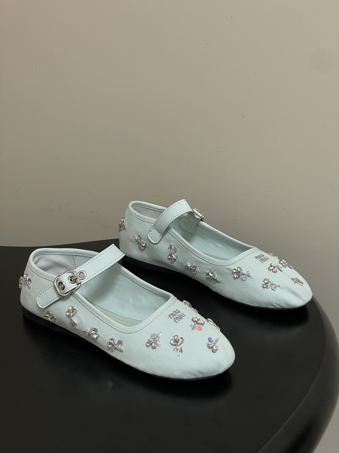 -26ss春夏新款MIUMIU 缪缪 最新走秀款圆头扣带布面玛丽珍鞋珠片水钻芭蕾舞鞋水晶钻平底单鞋满幅水