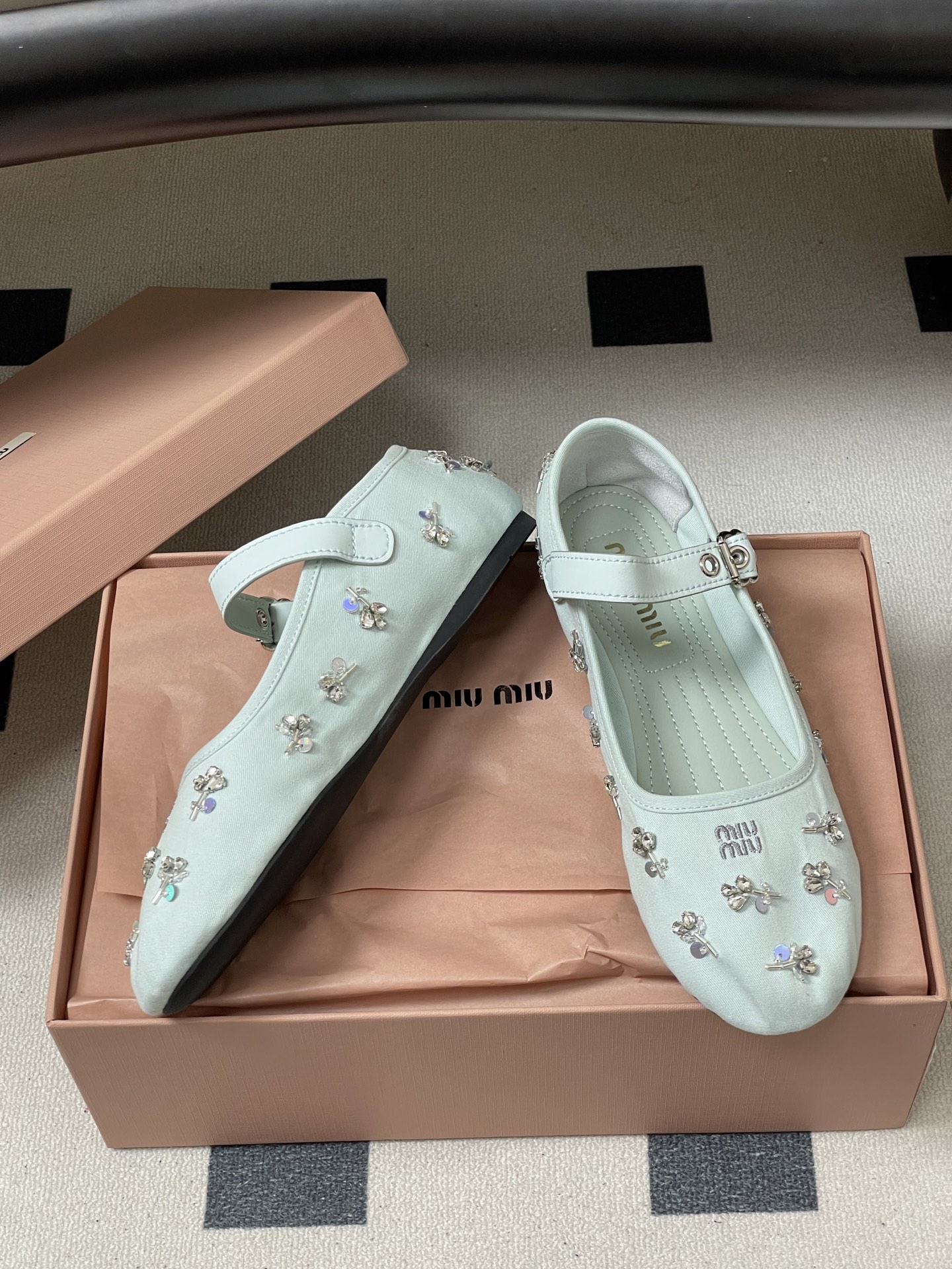 -26ss春夏新款MIUMIU 缪缪 最新走秀款圆头扣带布面玛丽珍鞋珠片水钻芭蕾舞鞋水晶钻平底单鞋满幅水