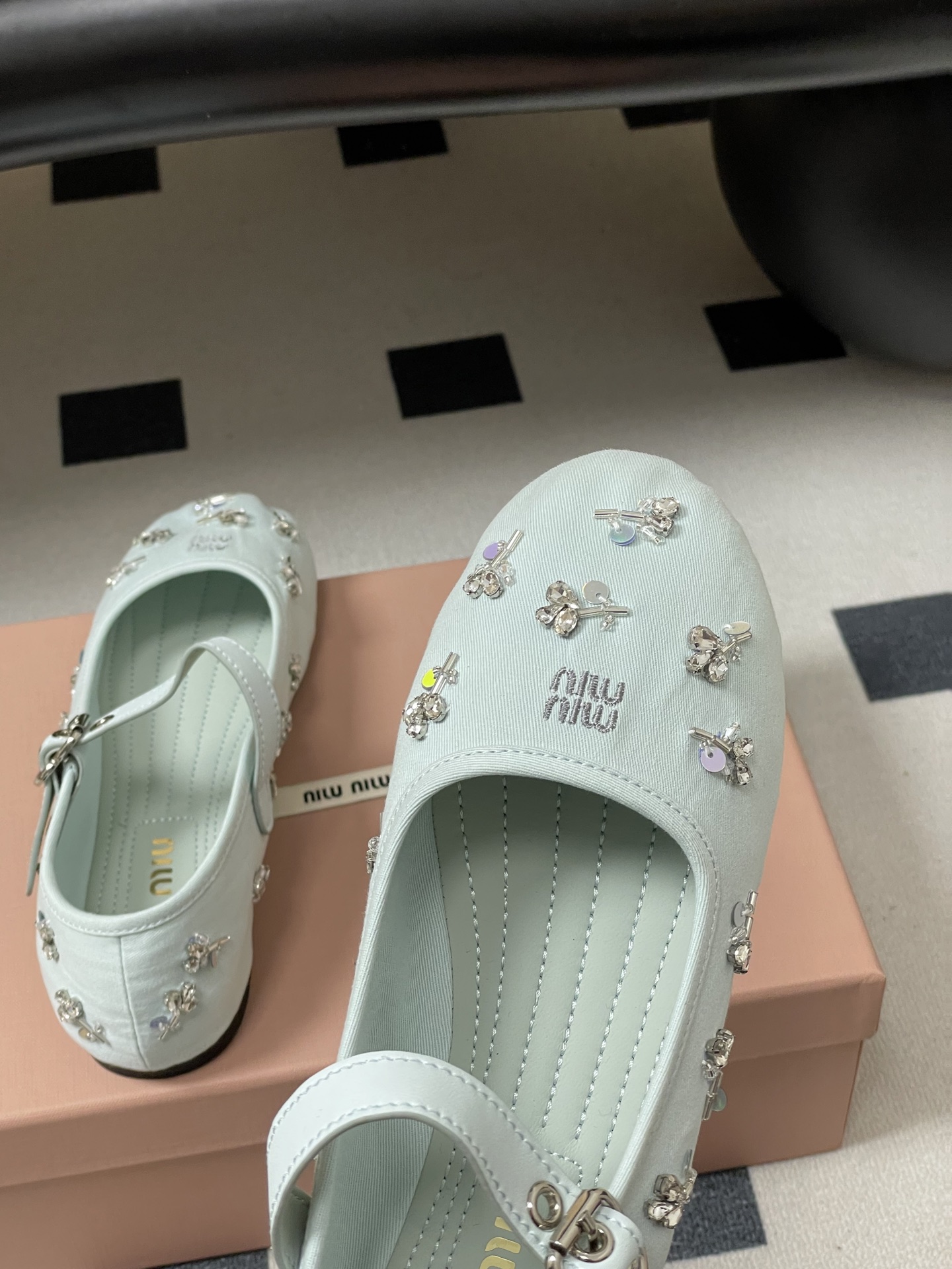 -26ss春夏新款MIUMIU 缪缪 最新走秀款圆头扣带布面玛丽珍鞋珠片水钻芭蕾舞鞋水晶钻平底单鞋满幅水