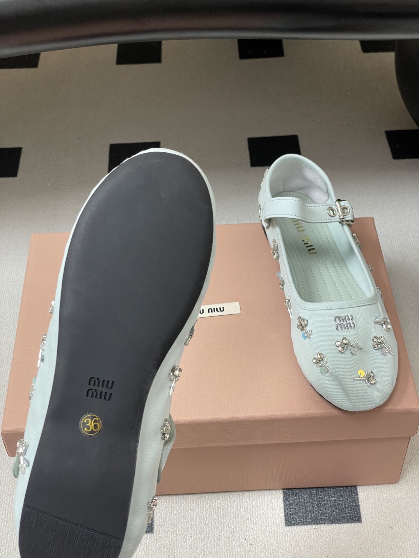 -26ss春夏新款MIUMIU 缪缪 最新走秀款圆头扣带布面玛丽珍鞋珠片水钻芭蕾舞鞋水晶钻平底单鞋满幅水