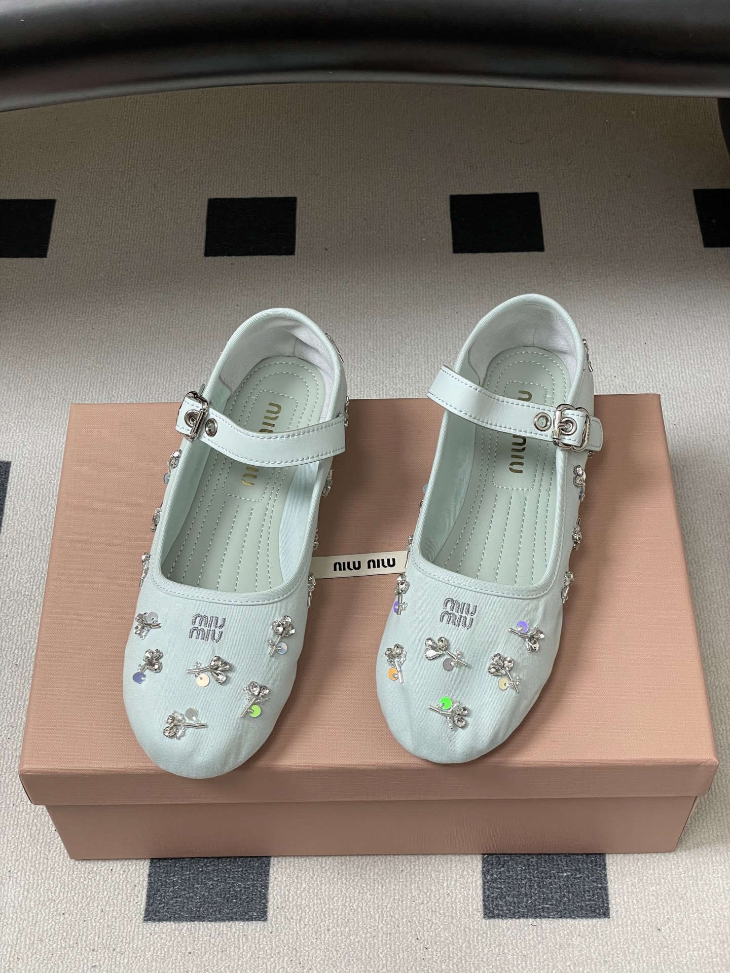 -26ss春夏新款MIUMIU 缪缪 最新走秀款圆头扣带布面玛丽珍鞋珠片水钻芭蕾舞鞋水晶钻平底单鞋满幅水