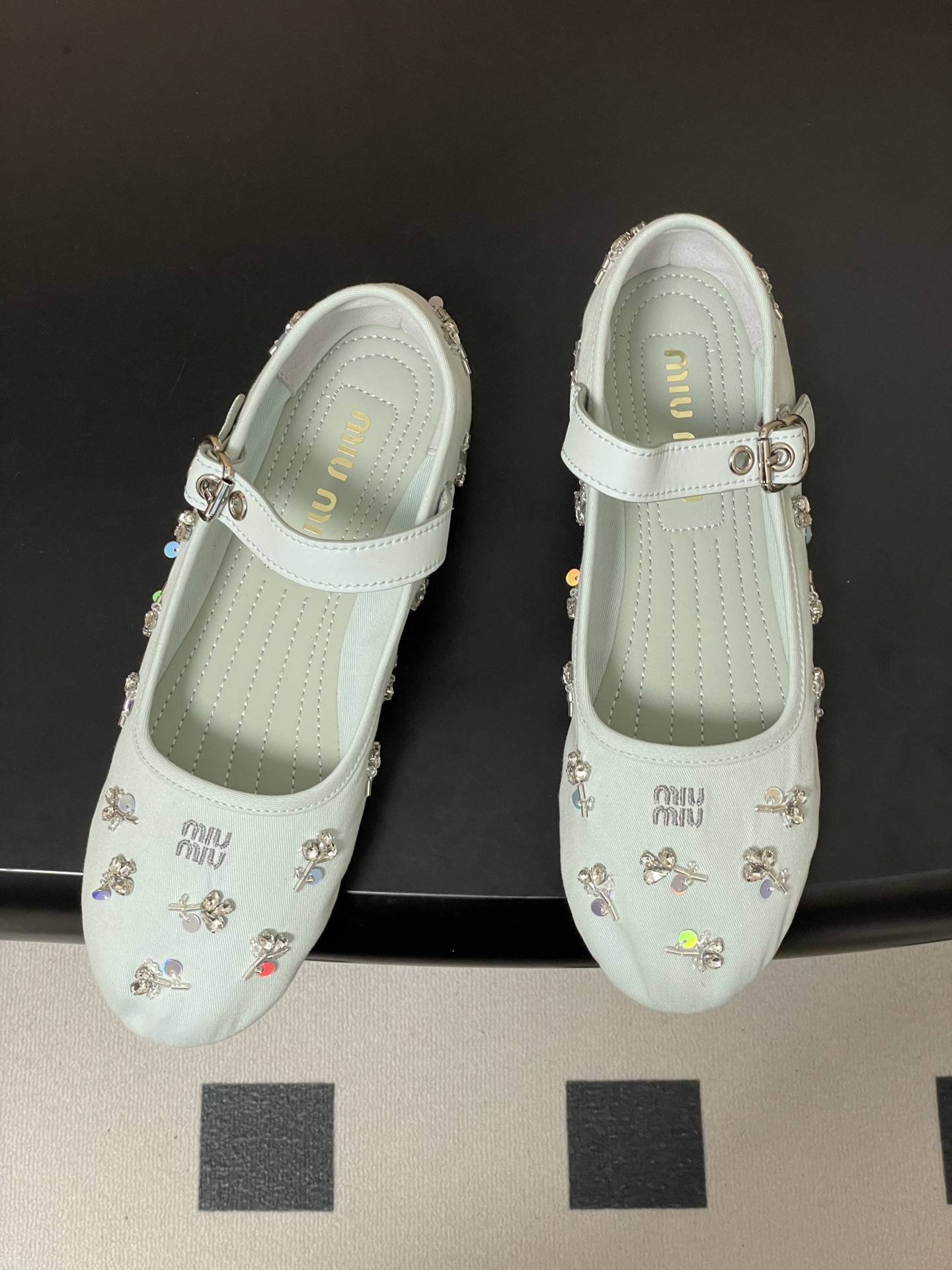 -26ss春夏新款MIUMIU 缪缪 最新走秀款圆头扣带布面玛丽珍鞋珠片水钻芭蕾舞鞋水晶钻平底单鞋满幅水