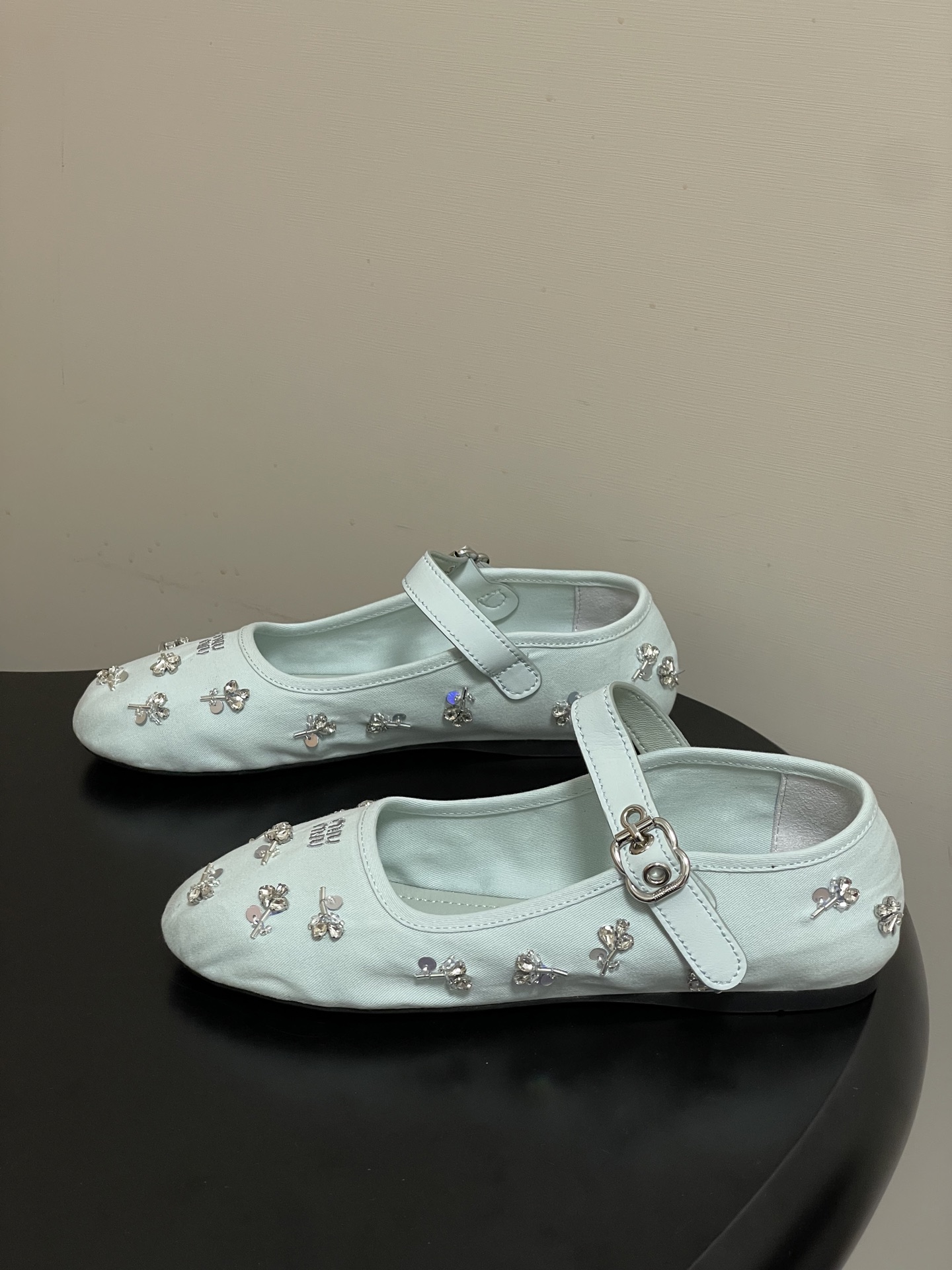 -26ss春夏新款MIUMIU 缪缪 最新走秀款圆头扣带布面玛丽珍鞋珠片水钻芭蕾舞鞋水晶钻平底单鞋满幅水