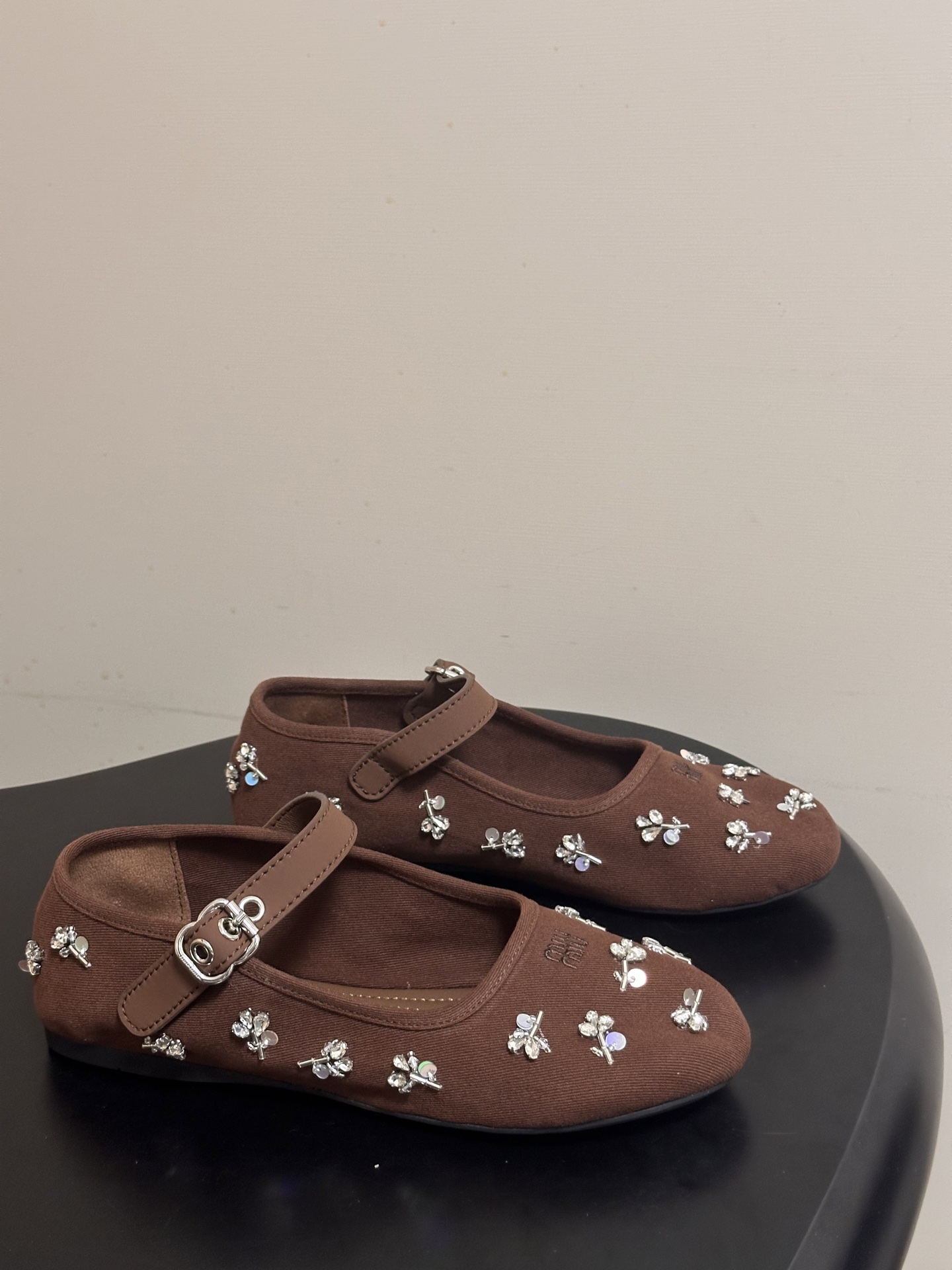 -26ss春夏新款MIUMIU 缪缪 最新走秀款圆头扣带布面玛丽珍鞋珠片水钻芭蕾舞鞋水晶钻平底单鞋满幅水