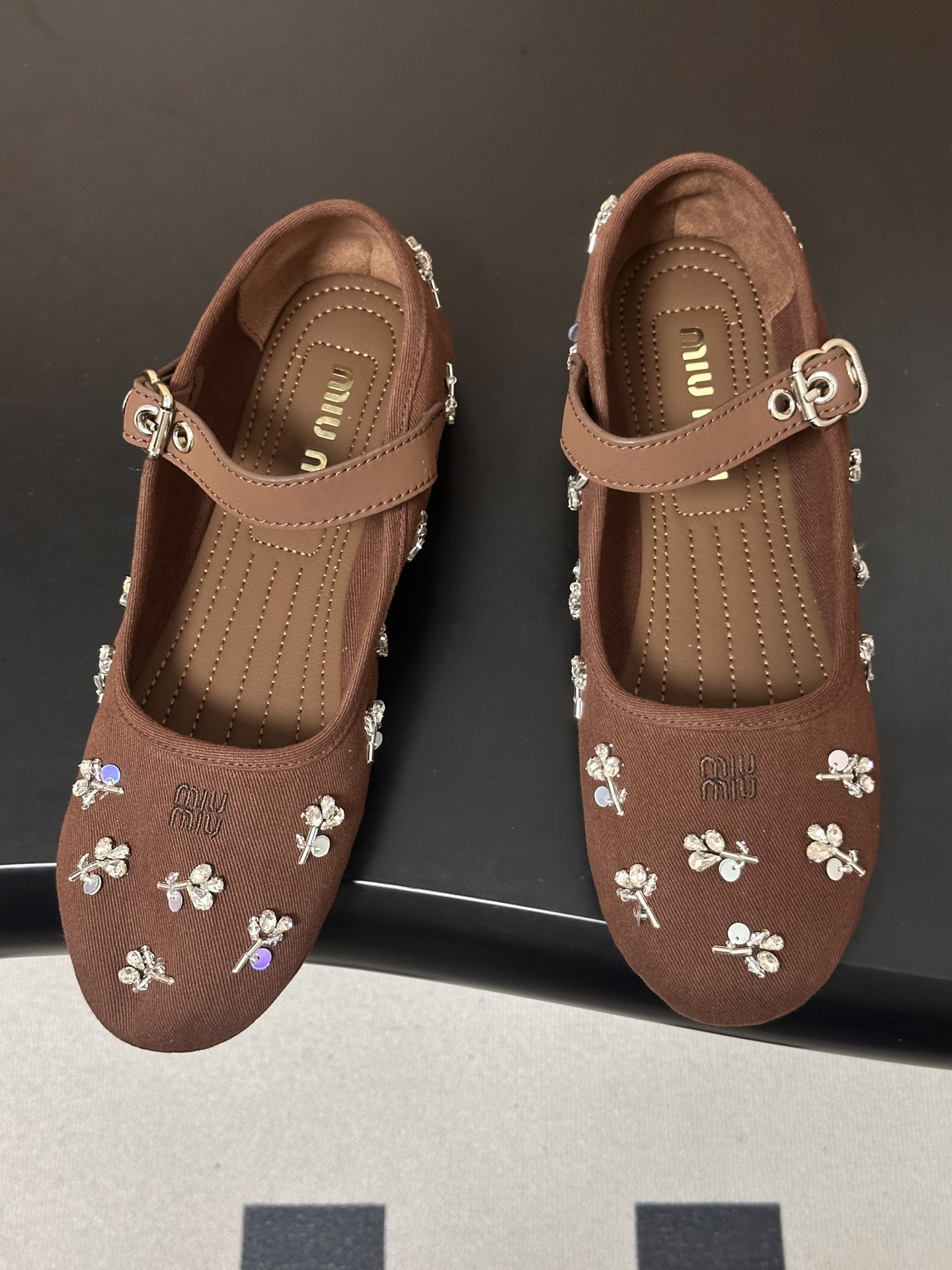 -26ss春夏新款MIUMIU 缪缪 最新走秀款圆头扣带布面玛丽珍鞋珠片水钻芭蕾舞鞋水晶钻平底单鞋满幅水