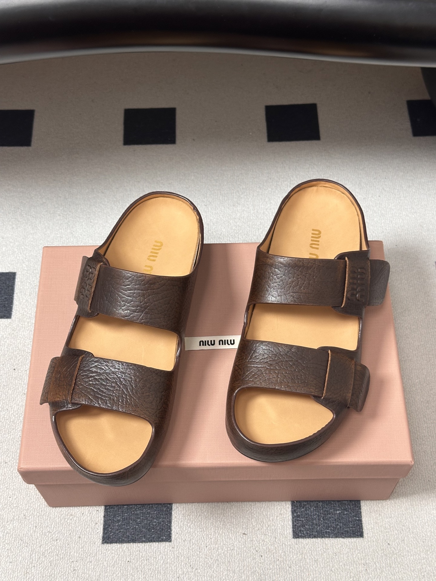 -26Ss春夏新款MIUMIU缪缪 复古风做旧皮面双带凉拖鞋厚底休闲沙滩凉拖鞋把松弛感和酷感焊在脚上，这