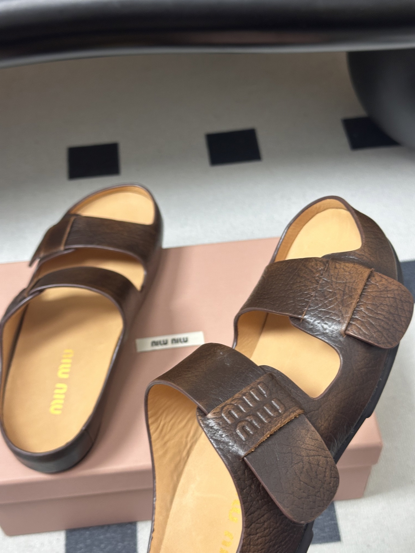 -26Ss春夏新款MIUMIU缪缪 复古风做旧皮面双带凉拖鞋厚底休闲沙滩凉拖鞋把松弛感和酷感焊在脚上，这