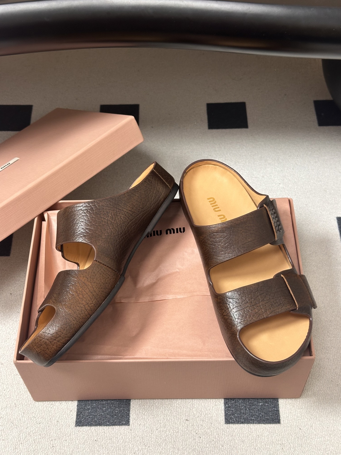 -26Ss春夏新款MIUMIU缪缪 复古风做旧皮面双带凉拖鞋厚底休闲沙滩凉拖鞋把松弛感和酷感焊在脚上，这