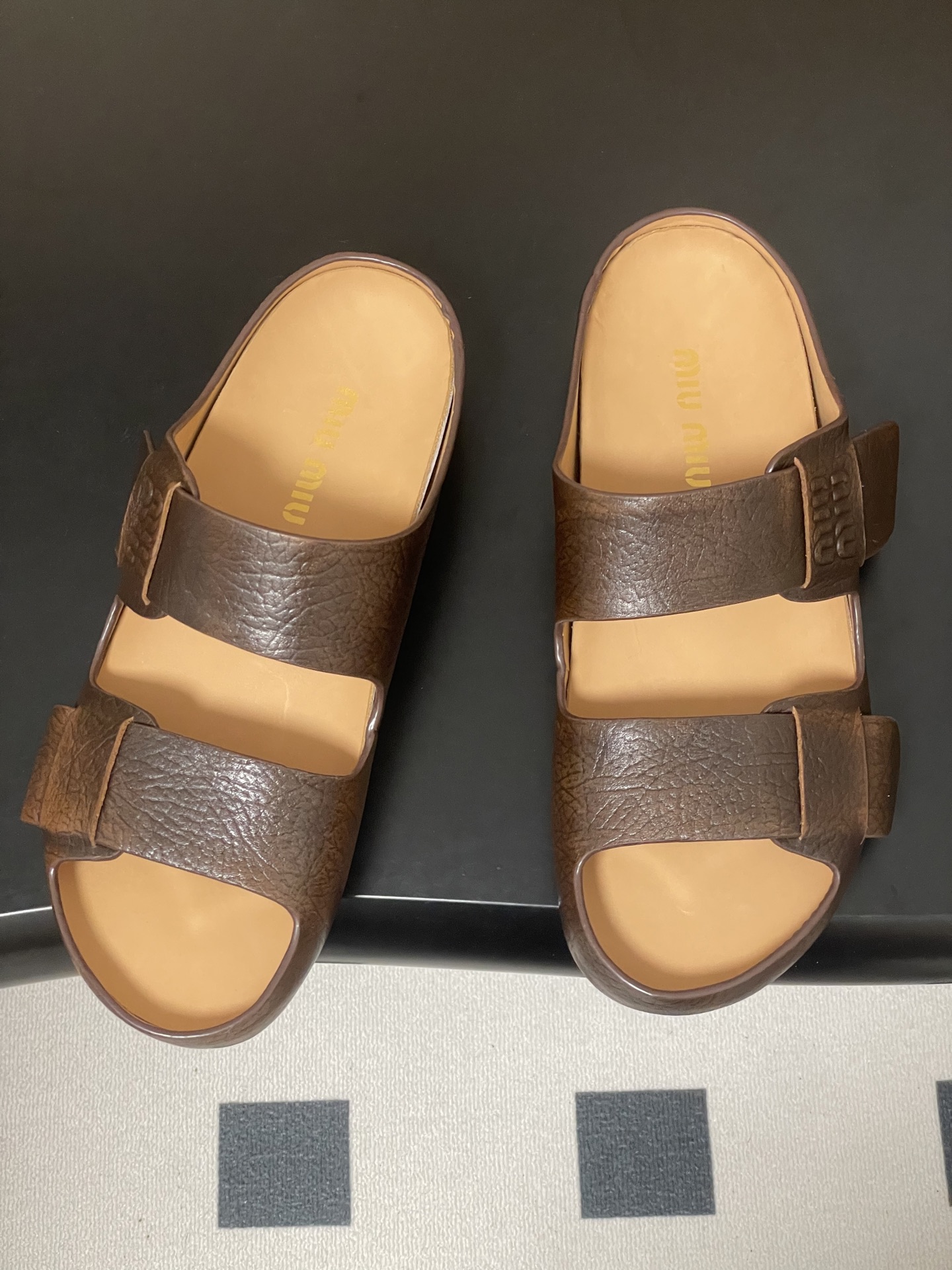 -26Ss春夏新款MIUMIU缪缪 复古风做旧皮面双带凉拖鞋厚底休闲沙滩凉拖鞋把松弛感和酷感焊在脚上，这