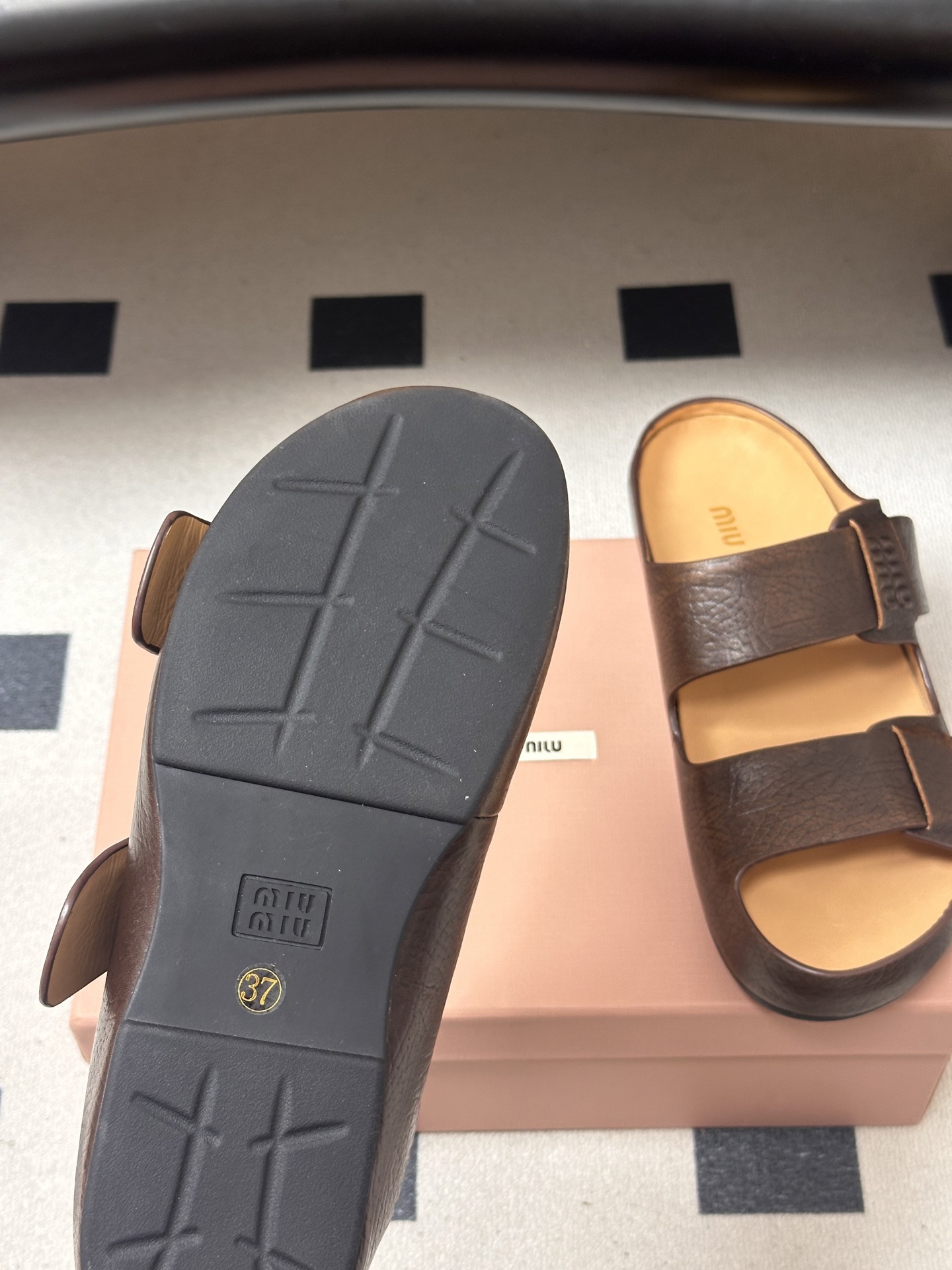 -26Ss春夏新款MIUMIU缪缪 复古风做旧皮面双带凉拖鞋厚底休闲沙滩凉拖鞋把松弛感和酷感焊在脚上，这