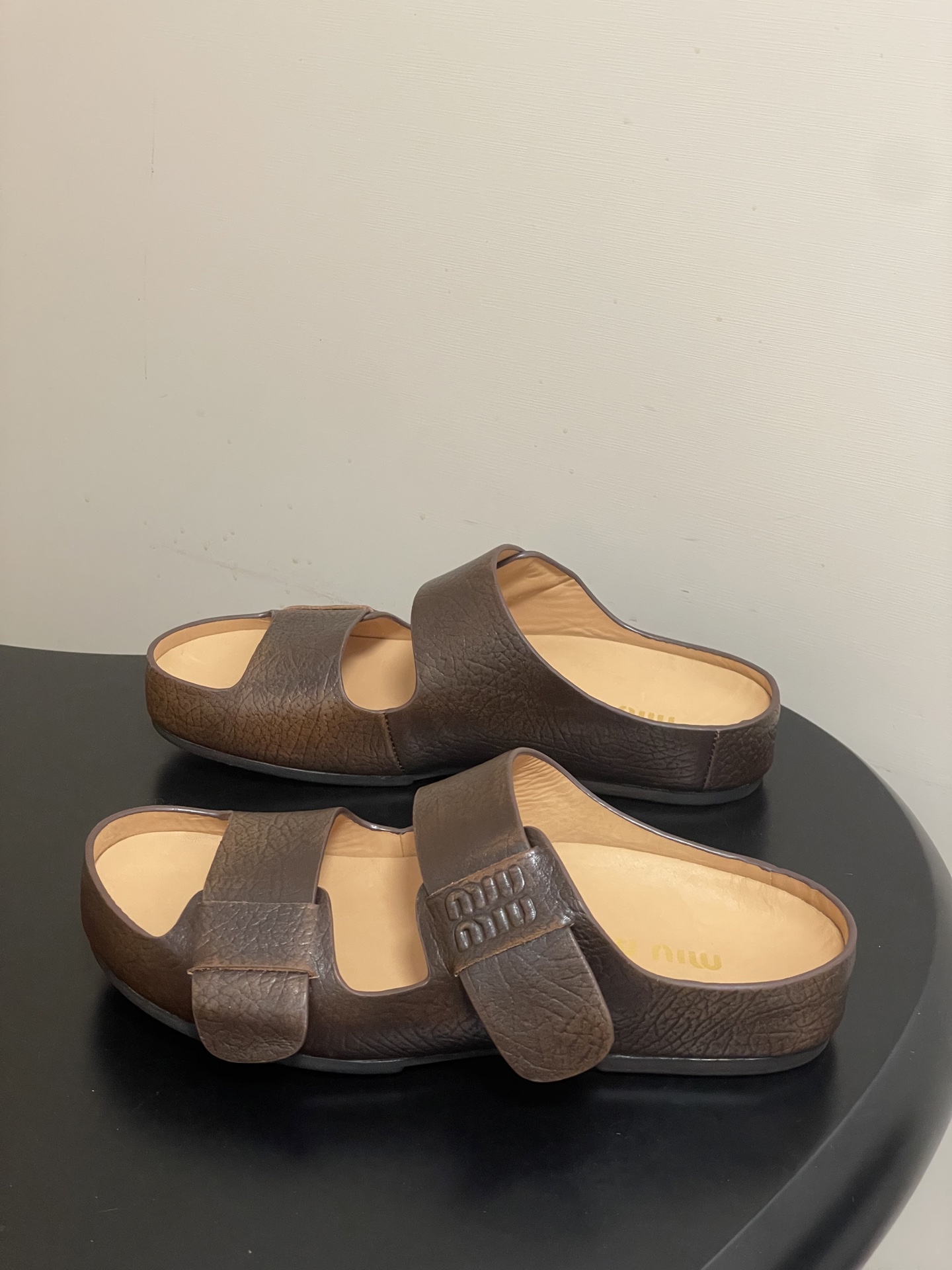 -26Ss春夏新款MIUMIU缪缪 复古风做旧皮面双带凉拖鞋厚底休闲沙滩凉拖鞋把松弛感和酷感焊在脚上，这