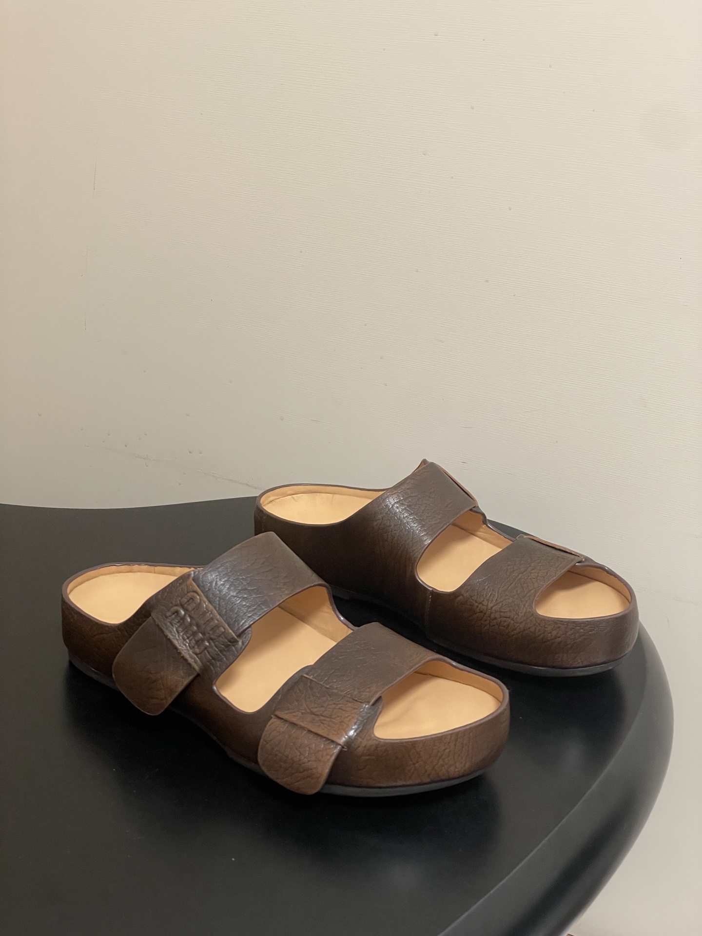 -26Ss春夏新款MIUMIU缪缪 复古风做旧皮面双带凉拖鞋厚底休闲沙滩凉拖鞋把松弛感和酷感焊在脚上，这