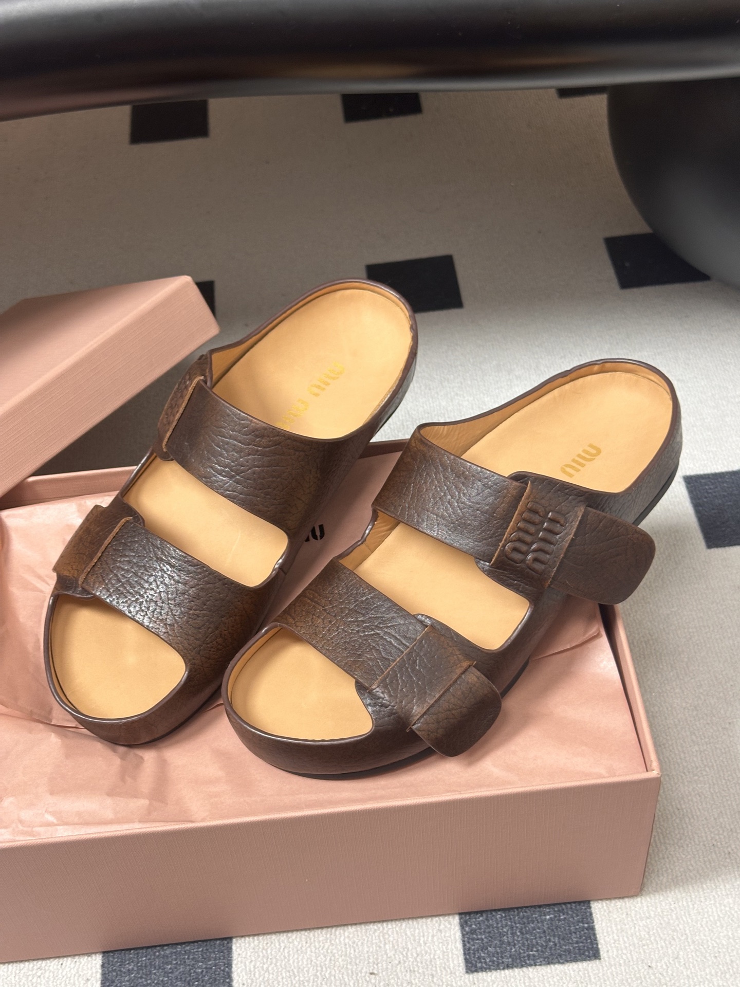 -26Ss春夏新款MIUMIU缪缪 复古风做旧皮面双带凉拖鞋厚底休闲沙滩凉拖鞋把松弛感和酷感焊在脚上，这