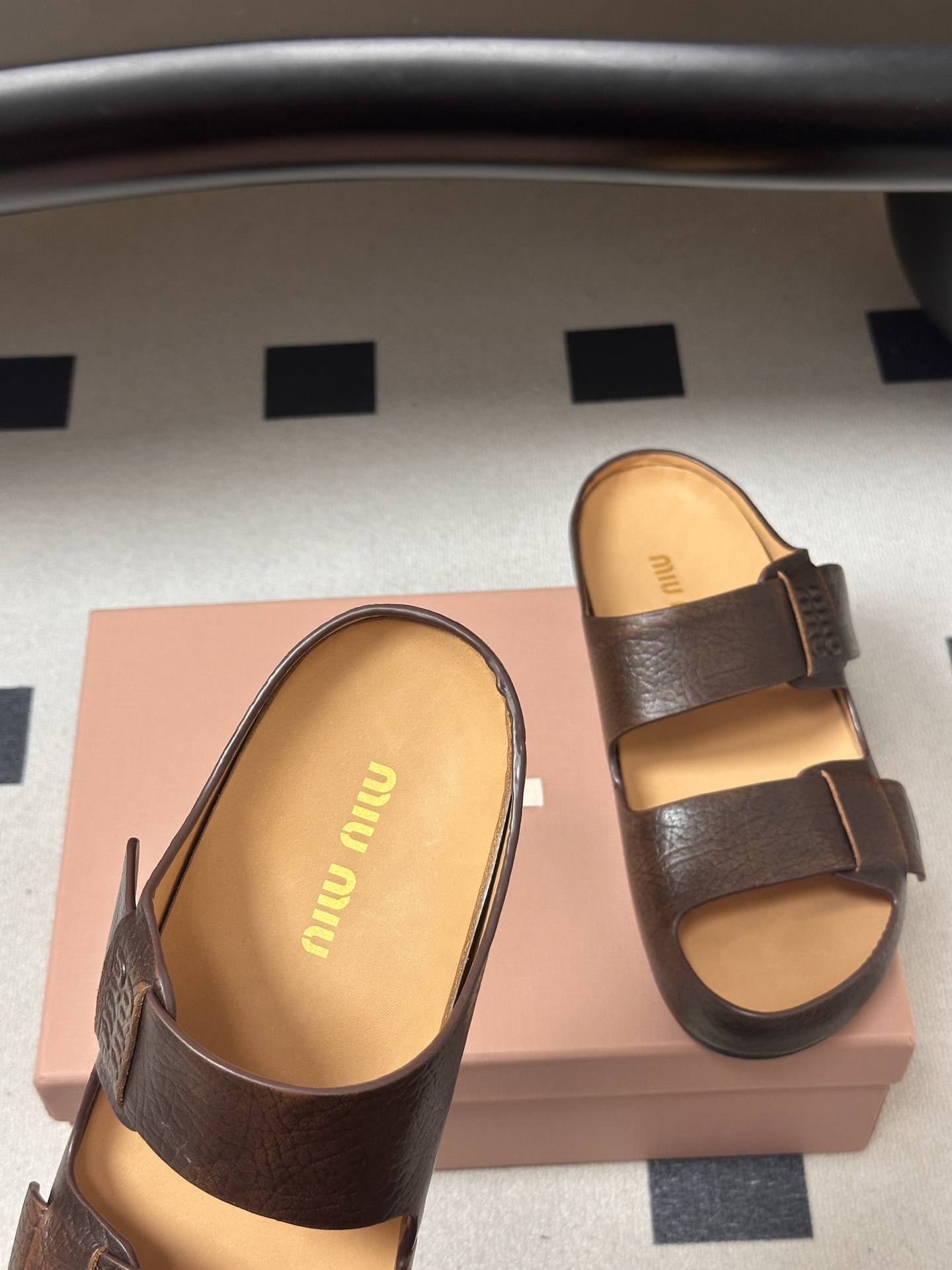 -26Ss春夏新款MIUMIU缪缪 复古风做旧皮面双带凉拖鞋厚底休闲沙滩凉拖鞋把松弛感和酷感焊在脚上，这