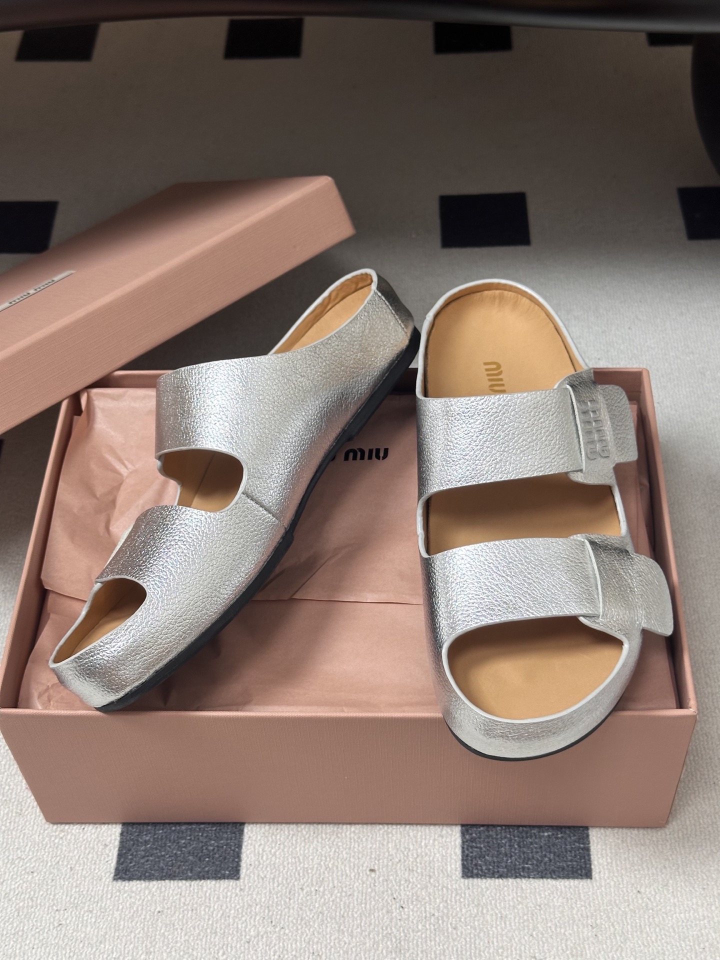 -26Ss春夏新款MIUMIU缪缪 复古风做旧皮面双带凉拖鞋厚底休闲沙滩凉拖鞋把松弛感和酷感焊在脚上，这