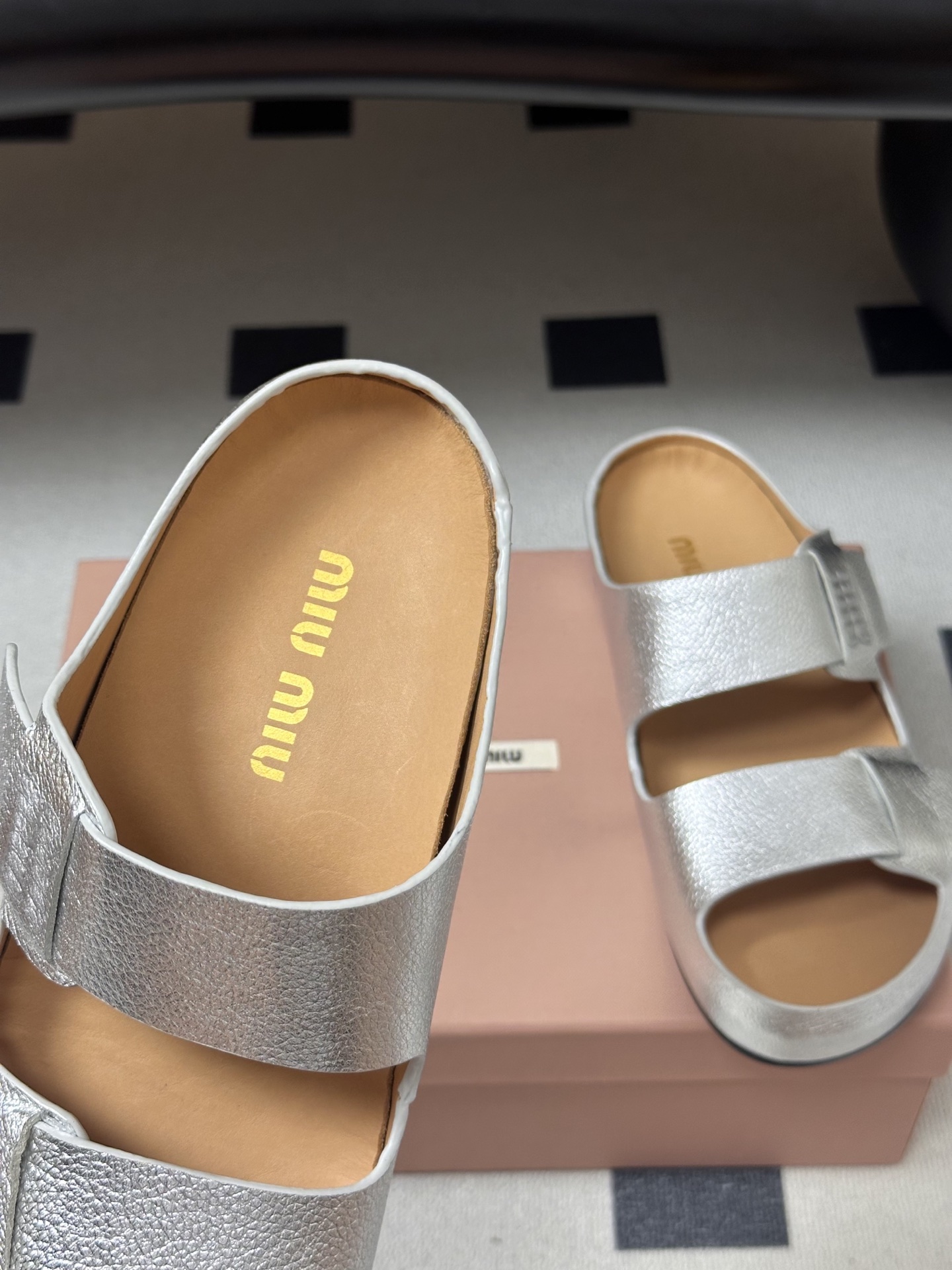 -26Ss春夏新款MIUMIU缪缪 复古风做旧皮面双带凉拖鞋厚底休闲沙滩凉拖鞋把松弛感和酷感焊在脚上，这