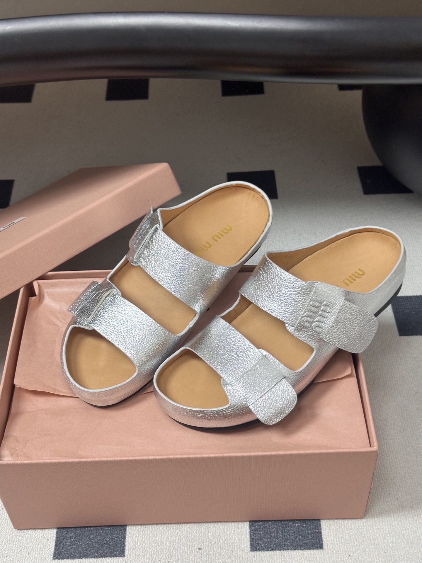 -26Ss春夏新款MIUMIU缪缪 复古风做旧皮面双带凉拖鞋厚底休闲沙滩凉拖鞋把松弛感和酷感焊在脚上，这